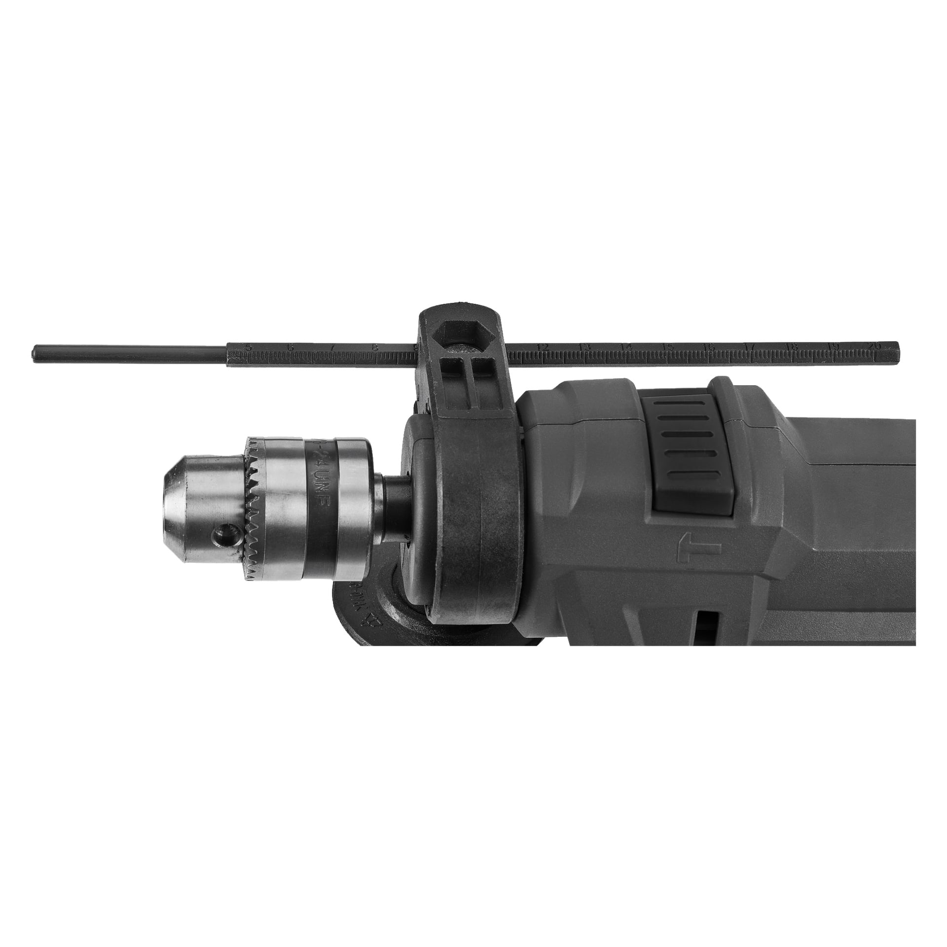 Nærbilde av en svart og grå Meec Tools Impact drill med chuck, dybdemålerstang, håndtak og en linjal festet over merket for boredybdemåling.