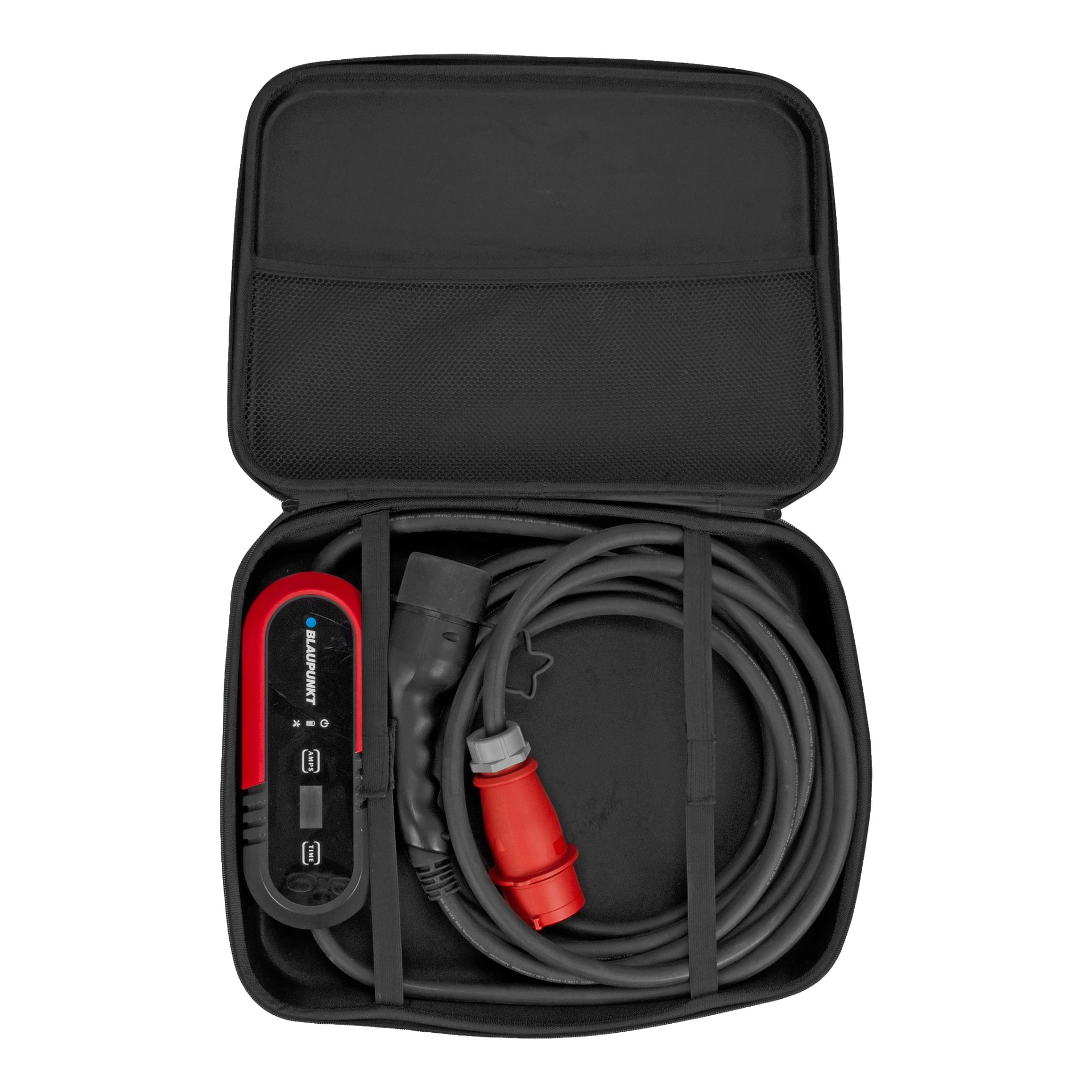 Ett svart fodral med dragkedja innehåller Blaupunkt Portable Charging Box 3-fas P3PM2T2, inklusive en laddkabel för elbilar med en kontrollbox, en svart kontakt och en röd kontakt. Den lindade kabeln är prydligt fastsatt inuti fodralet med två elastiska remmar.
