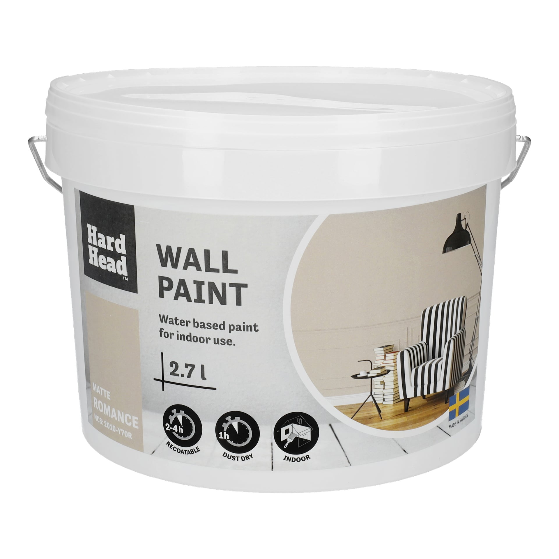 En hvit 2,7-liters bøtte merket Wall Paint fra Hard Head, vannbasert for innendørs bruk, med ikoner som viser at den er for innendørs og et moderne rombilde med en stripete stol og et bord.