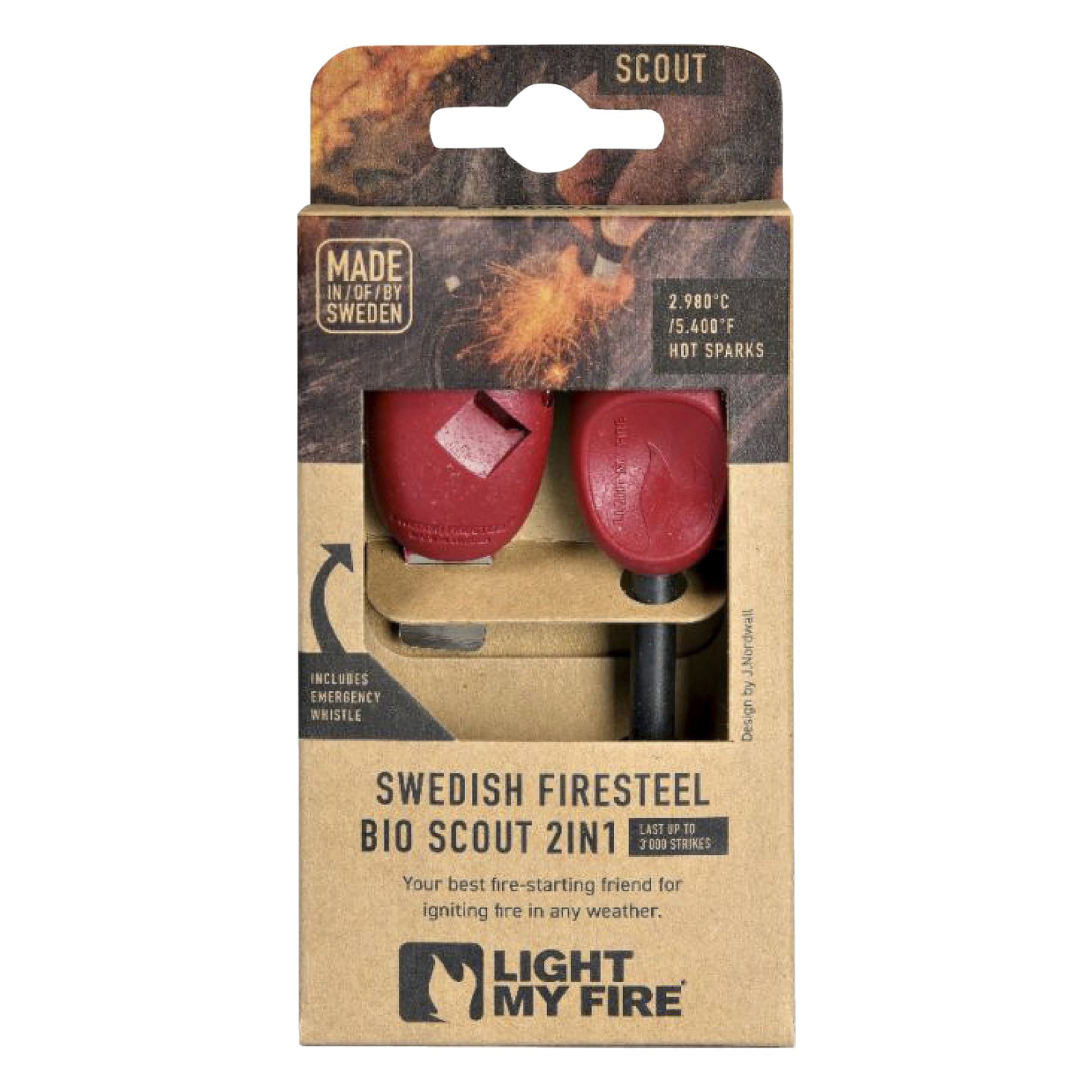 Light My Fire Ignition Steel w opakowaniu, z detalami takimi jak iskry 2 980°C, do 3 000 użycia, zintegrowany gwizdek awaryjny oraz etykieta "Made in Sweden". Na opakowaniu są dwa czerwone narzędzia wraz z czarnym prętem.