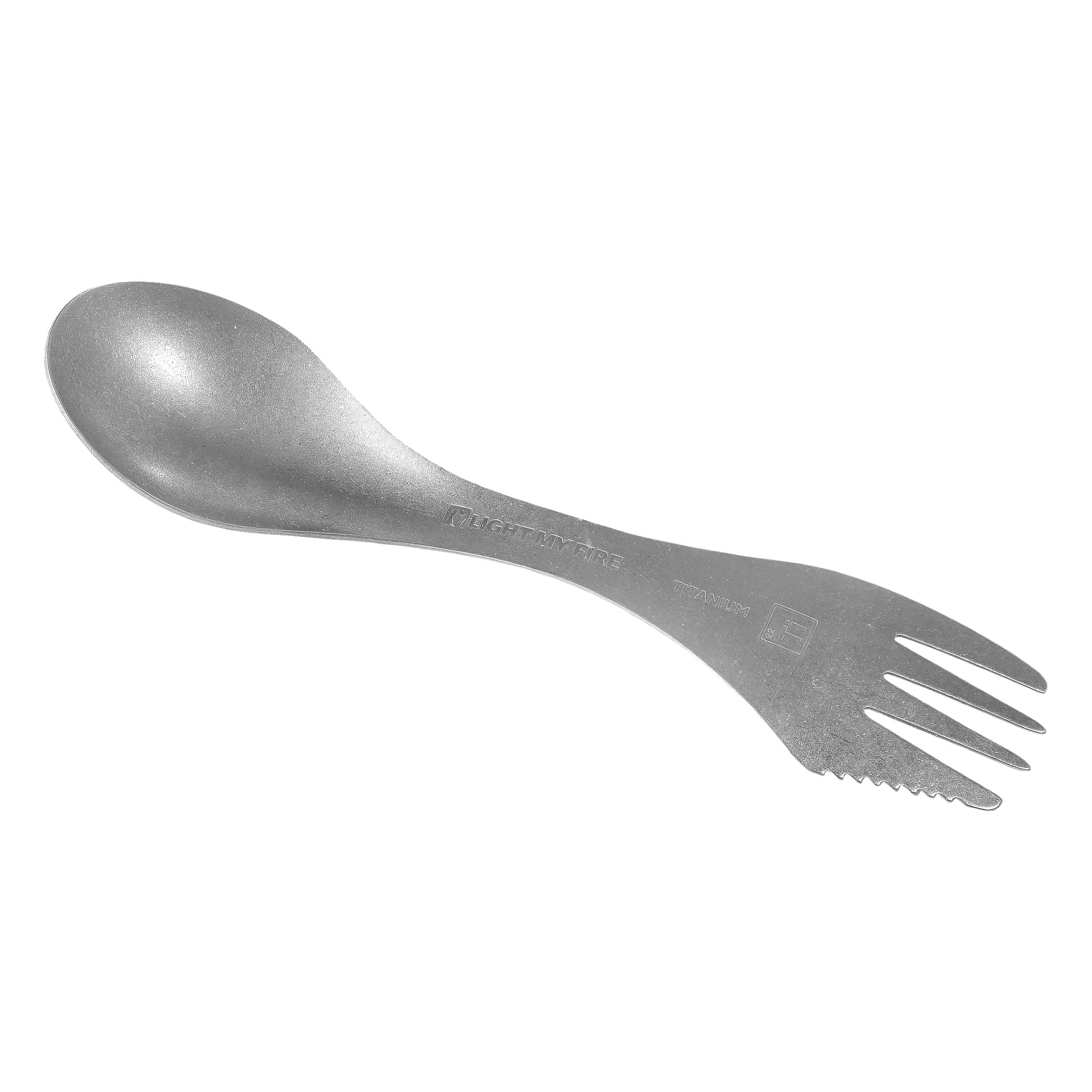 En Light My Fire Spork är placerad i en lätt höger vinkel, vilket visar dess dubbla design med en sked på ena sidan och en gaffel med en tandad kant i motsatt ände.