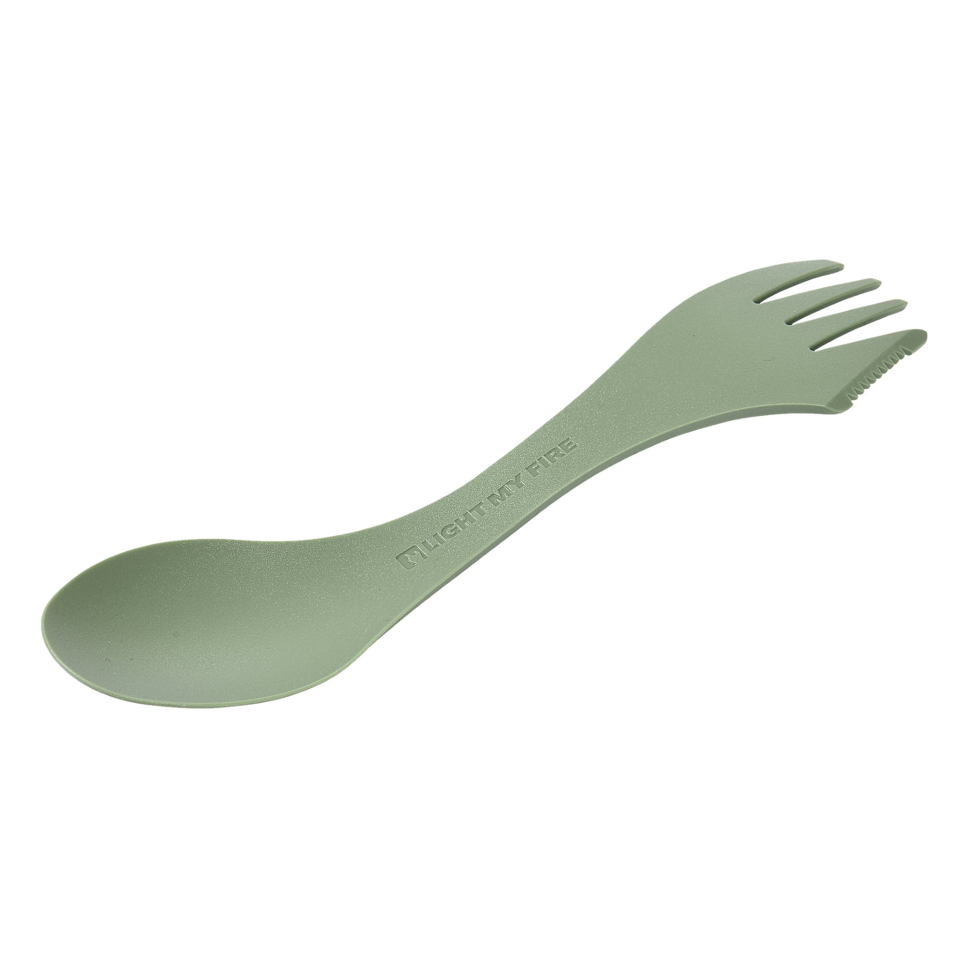 En grønn plastspork fra Light My Fire har en skje i den ene enden og en gaffel med sagtakket kant i den andre. Håndtaket viser merkenavnet i opphøyd skrift.