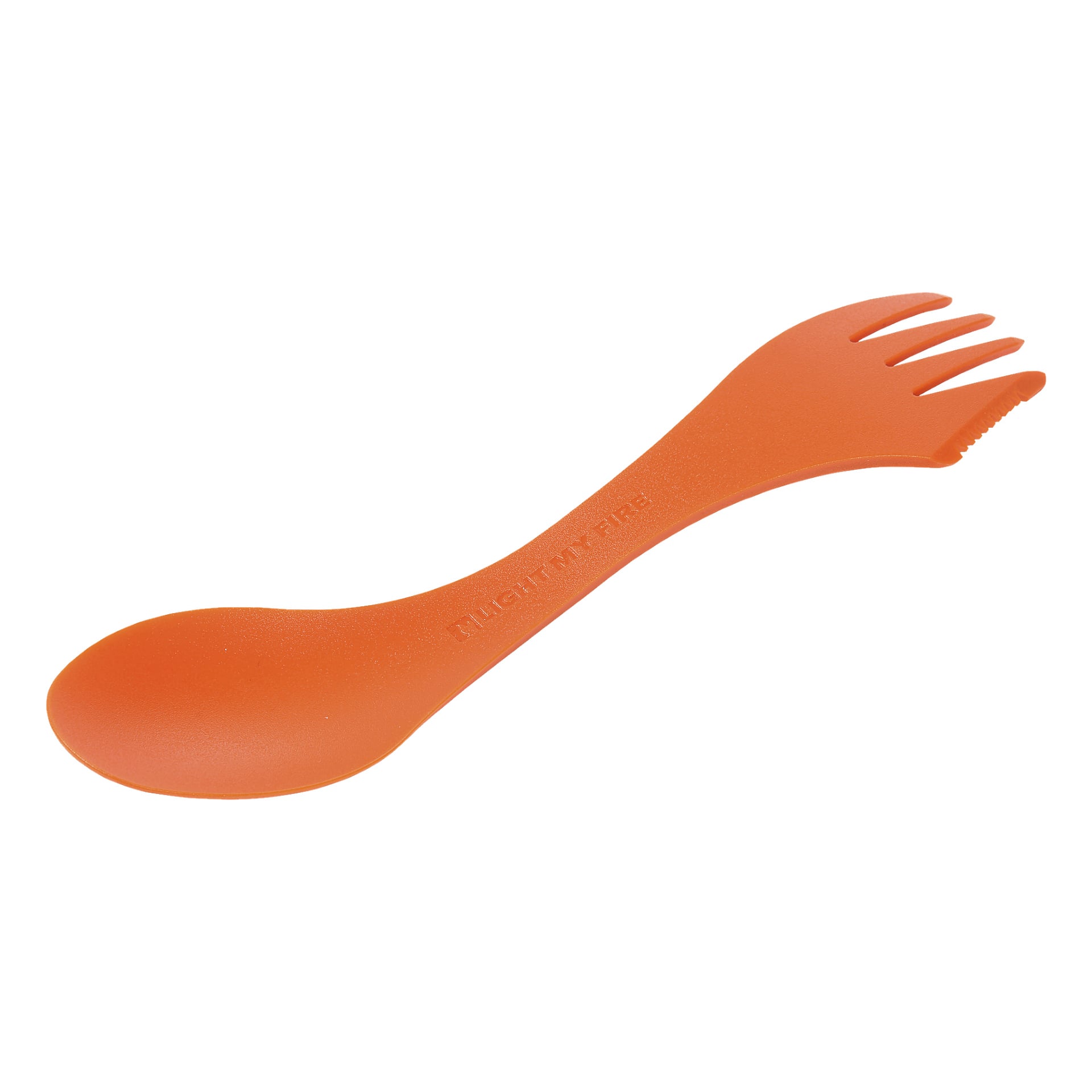 En oransje plastspork fra Light My Fire med en skje i den ene enden og en gaffel med sagtakket kant i den andre. Merkenavnet er preget langs håndtaket.