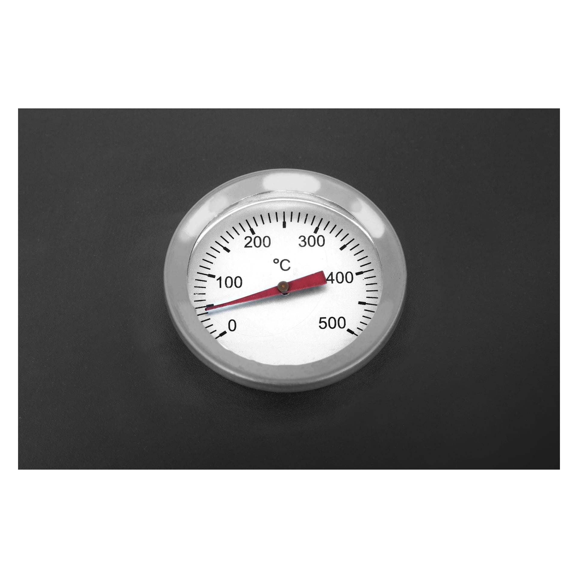 En analog grilltermometer från Burns & Barkles Coal King 4537 med vit urtavla mäter temperaturer från 0 till 500 grader Celsius. Dess röda pekare är inställd på 400 grader. Termometern vilar på en svart yta.