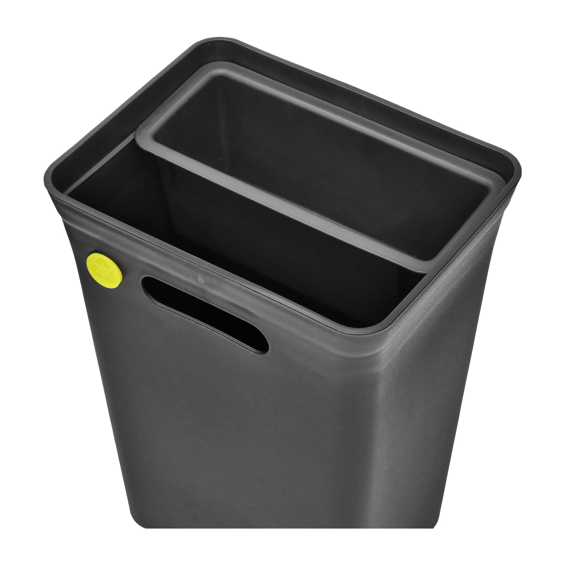 En svart Hard Head-återvinningsbehållare med rektangulär design, ett inre fack och ett handtagsspår på ena sidan. Det finns en liten gul cirkulär klisterlapp placerad i det övre vänstra hörnet.