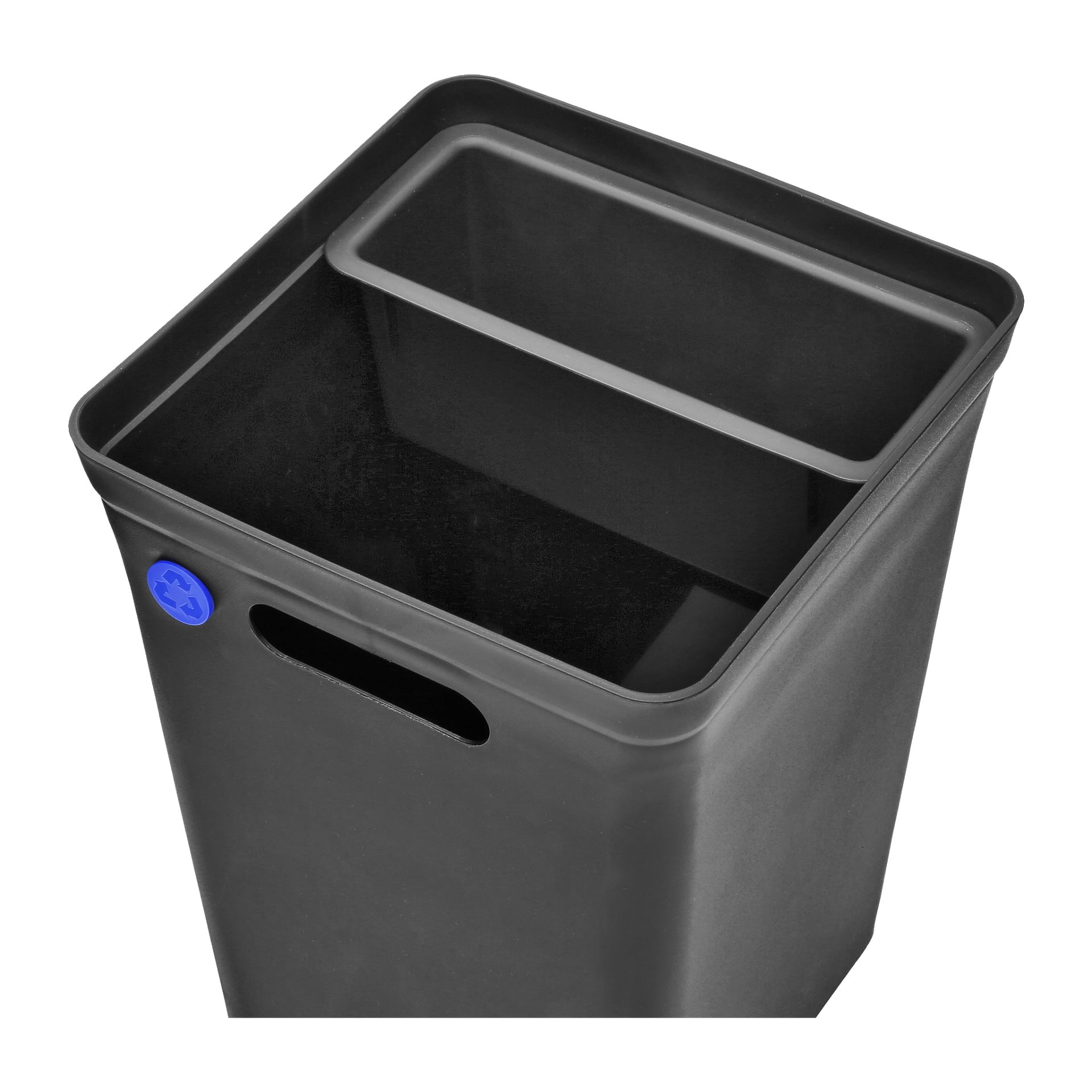 Hard Head Recycling-behållaren är en svart rektangulär behållare uppdelad i två fack, ett större än det andra, med ett handtagsutskärning och en blå återvinningssymbol på framsidan.