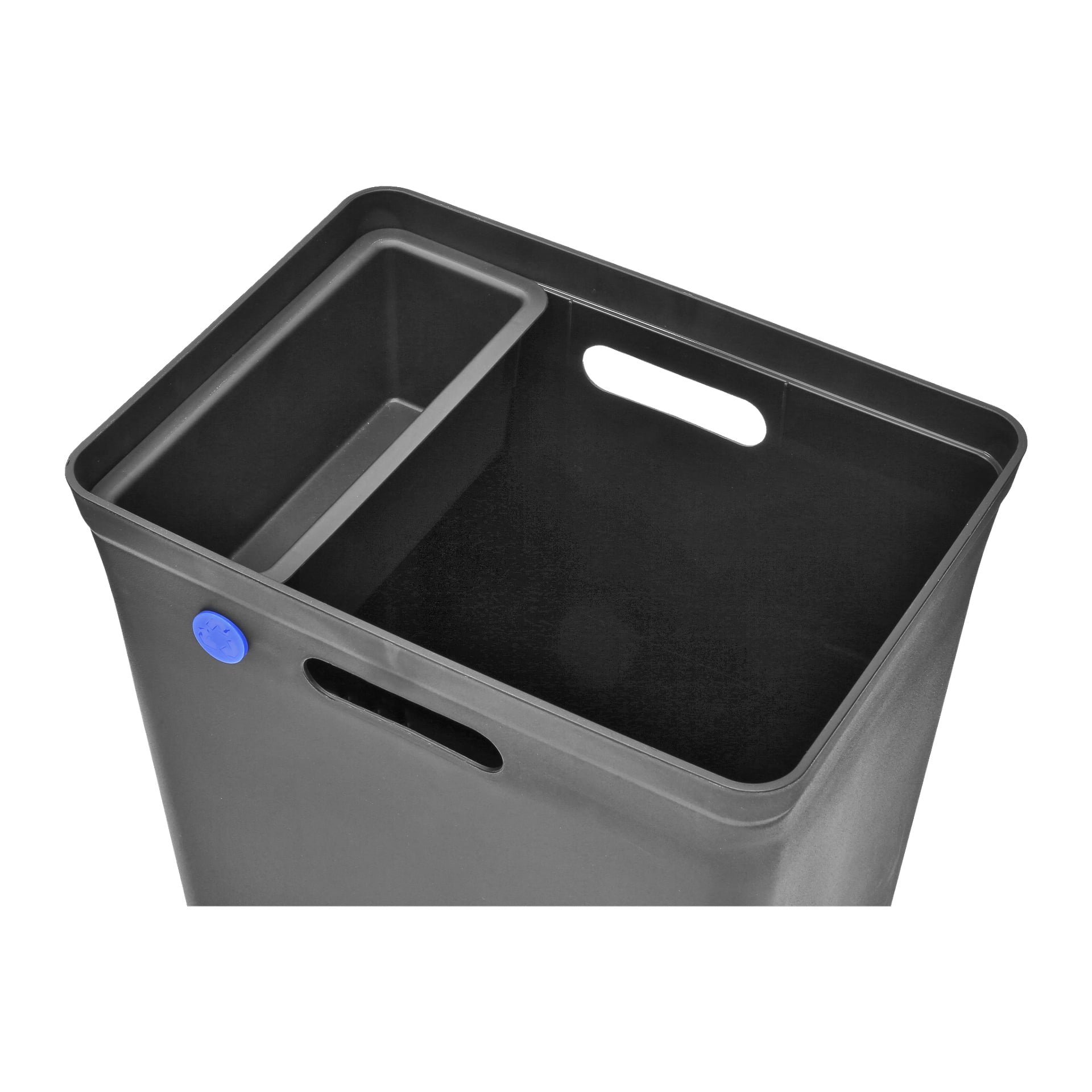 Hard Head Recycling-behållaren är en svart plastbehållare med två sektioner som är avdelade av en panel. Varje sektion har ett rektangulärt handtagsutskärning och en liten blå rund knapp nära toppen på utsidan. En sektion är märkbart mindre än den andra.