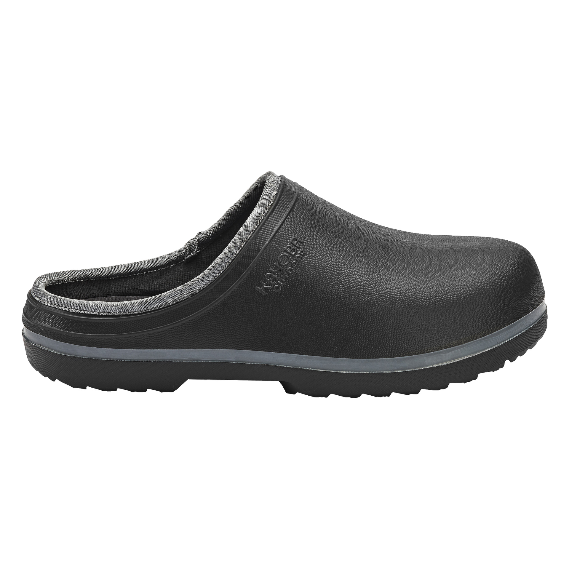 Z boku widać kapcie Kayoba Outdoor Garden, z zamkniętym palcem i teksturowaną podeszwą z lekkim podniesieniem pięty. Nazwa marki widnieje na górnej części kapcia.