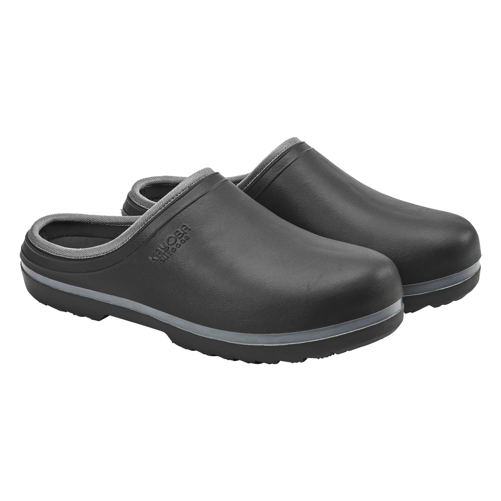 Svarta trädgårdskor från Kayoba Outdoor med slip-on-stil, stängda tår och öppna klackar. Kloskorna inkluderar texturerade sulor, en måttligt upphöjd klack och Kayoba Outdoor-logotypen präglad på skons sida.
