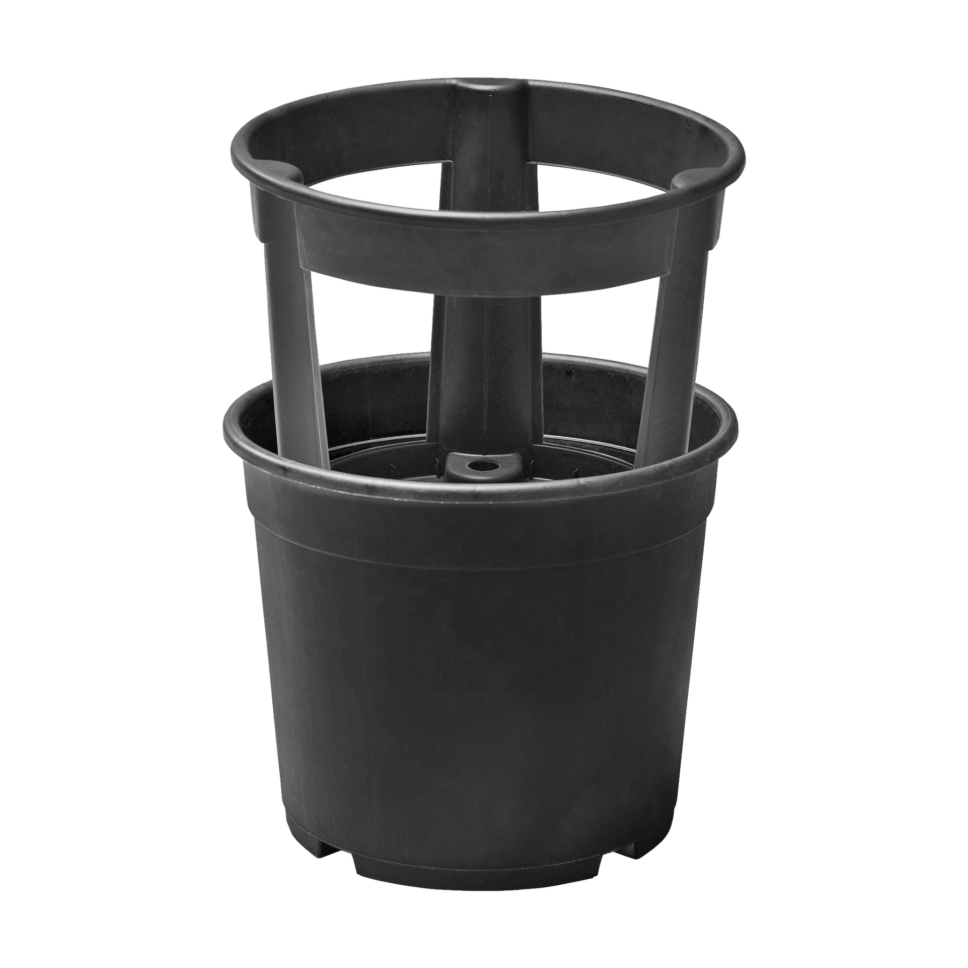 Hard Head Potatis-krukan är en svart plastkruka med en integrerad stödring som reser sig ovanför kanten och ger stabilitet för växttillväxt. Grytan är tom.