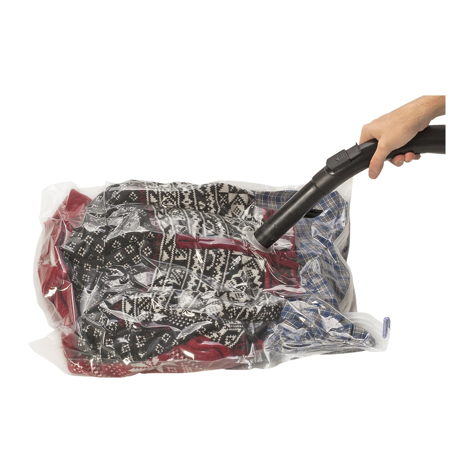 Ett tvåpack Menuett-dammsugarpåsar visas när en dammsugarslang tar bort luft från en genomskinlig förvaringspåse som håller prydligt vikta kläder, några med rutiga och mönstrade mönster.