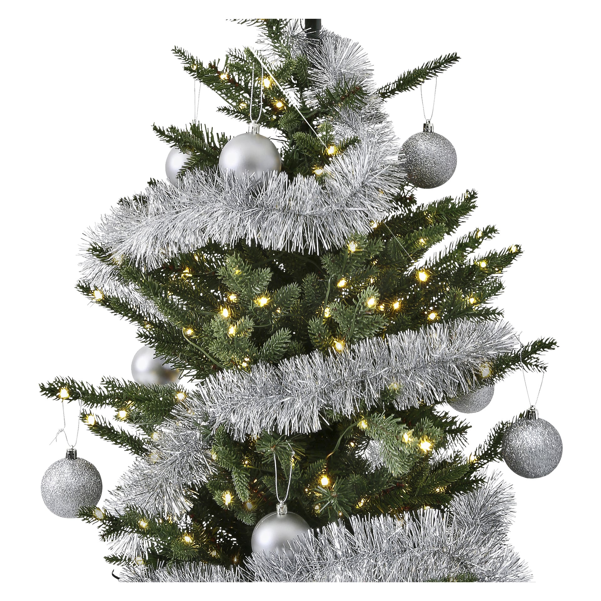 Et juletre pyntet med EKVIP-glitter, med skinnende sølvgirlandere, sølvornamenter og delikate hvite lysslynger jevnt fordelt over de grønne grenene.