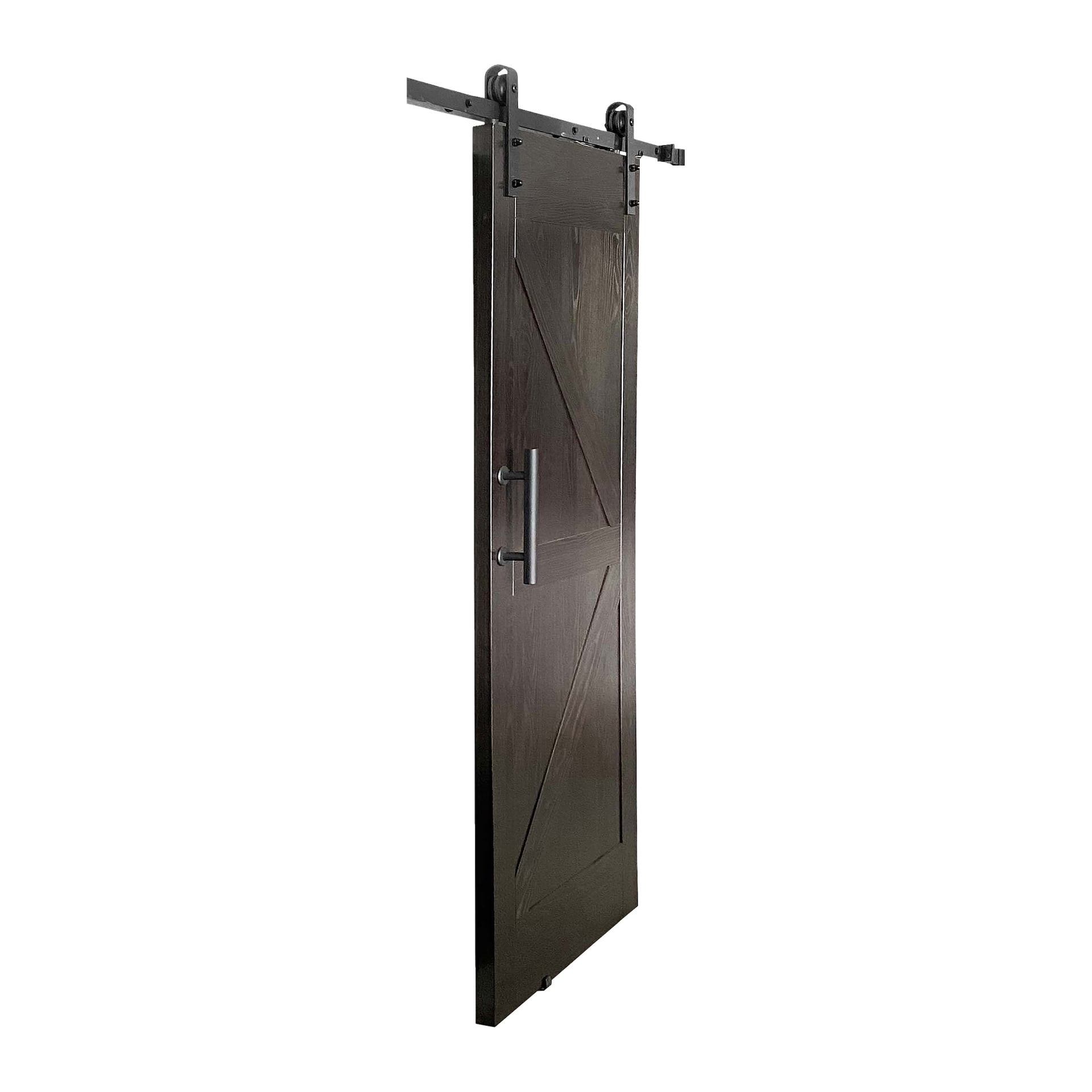 En mørk tre-skyvedør med diagonale planker er installert med Hard Head skyvedørbeslag, komplett med svart overliggende skinne, ruller og et metallhåndtak.