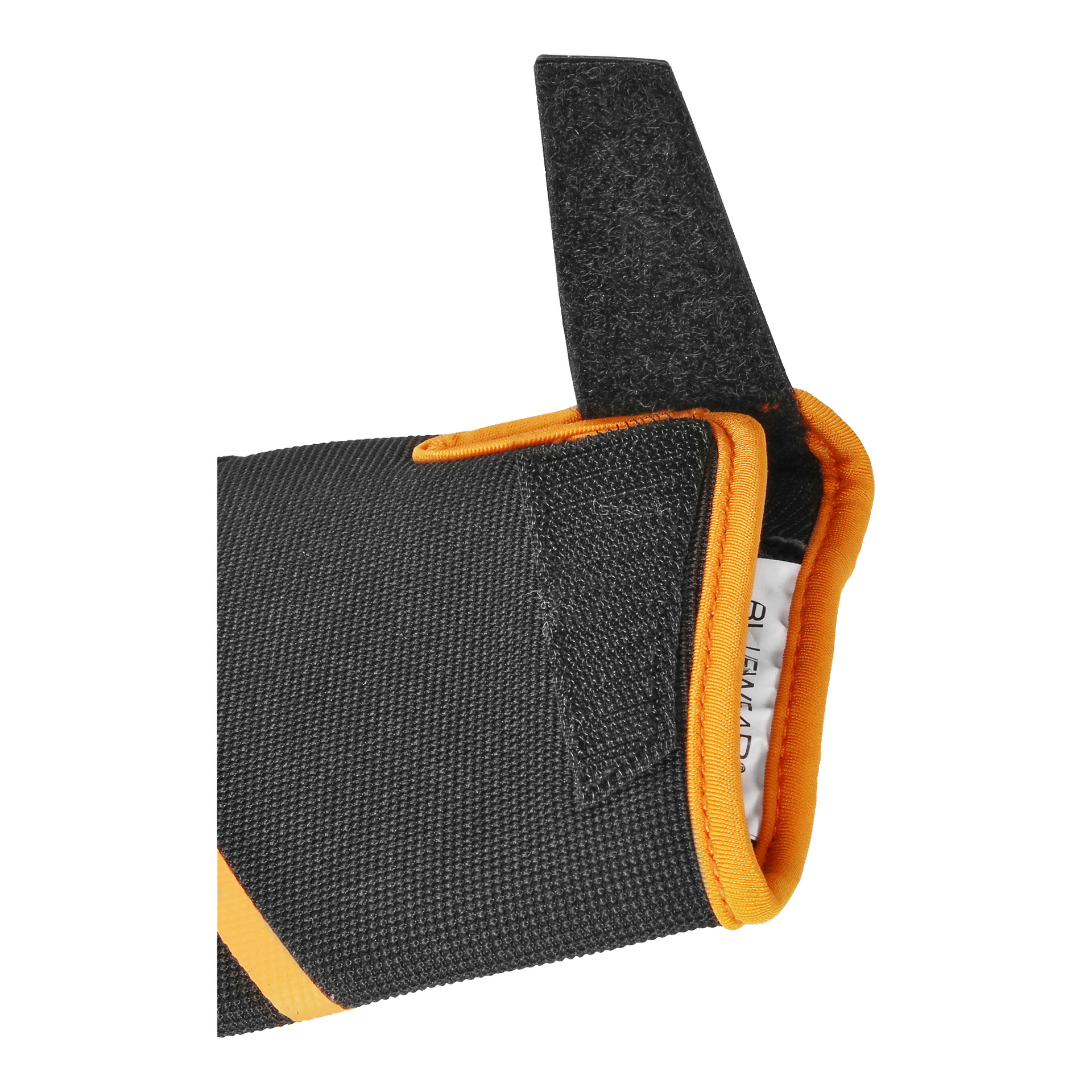 Nahaufnahme der Assembly Gloves Premium von Bluewear Pro Workwear, mit schwarzen Stoffhandschuhen mit orangefarbenem Rand und einem Velcro-Gurt. Im Inneren zeigt ein weißes Etikett teilweise sichtbaren dunklen Text. Der Fokus liegt auf der Textur und dem Verschluss der Handschuhe.