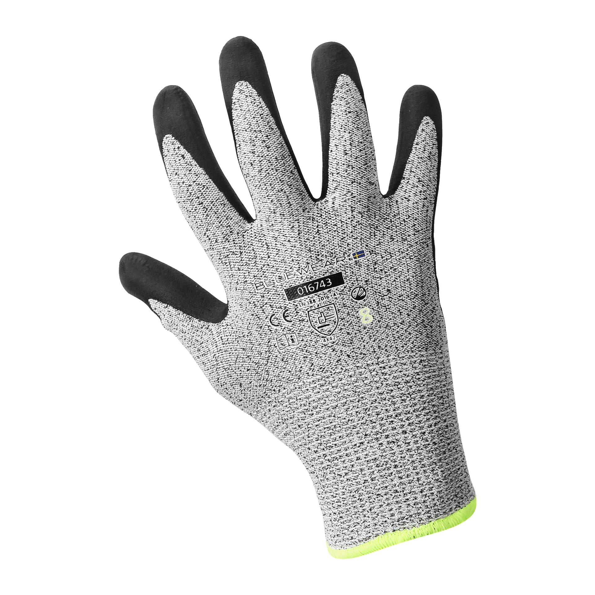 En Bluewear kuttbestandig hanske laget av grått stoff med svarte fingertupper, som viser flere sertifiseringssymboler og en produktkode på håndflaten, og er kantet med en grønn kant ved håndleddet.