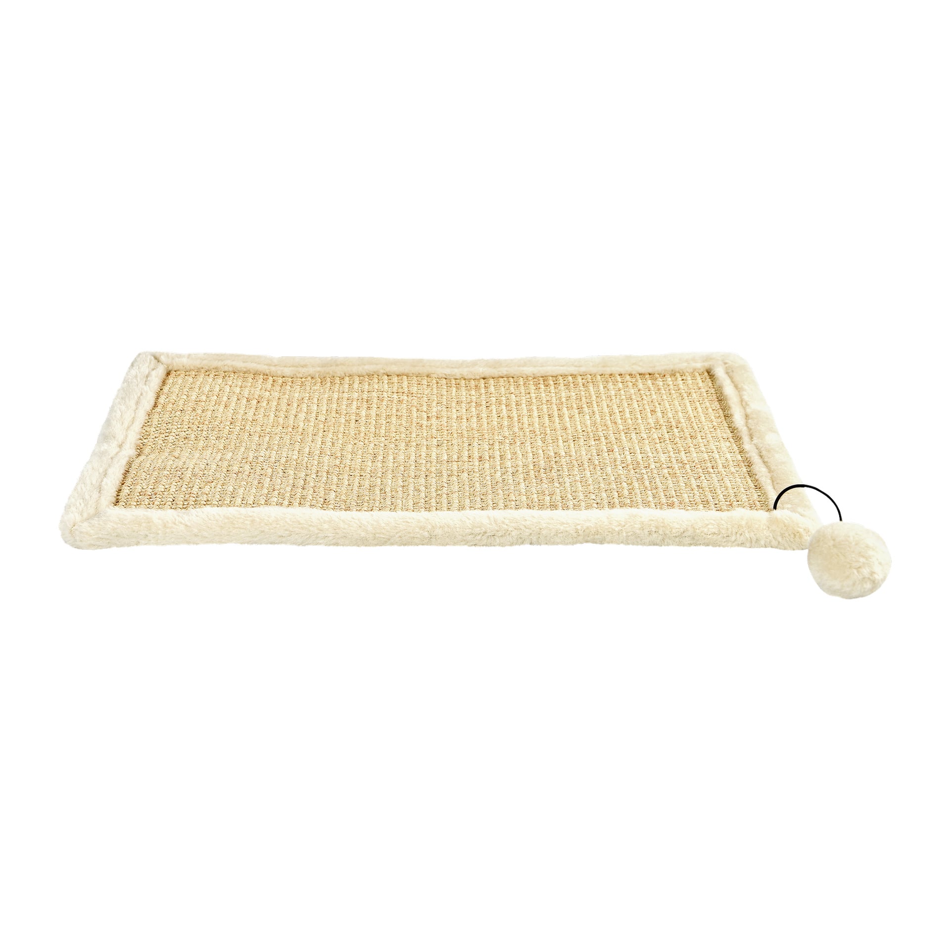 En rektangulær beige katteklorematte med en sisalvevd midte og myke kanter, med en rund plysjeball hengende fra det ene hjørnet på en svart snor.