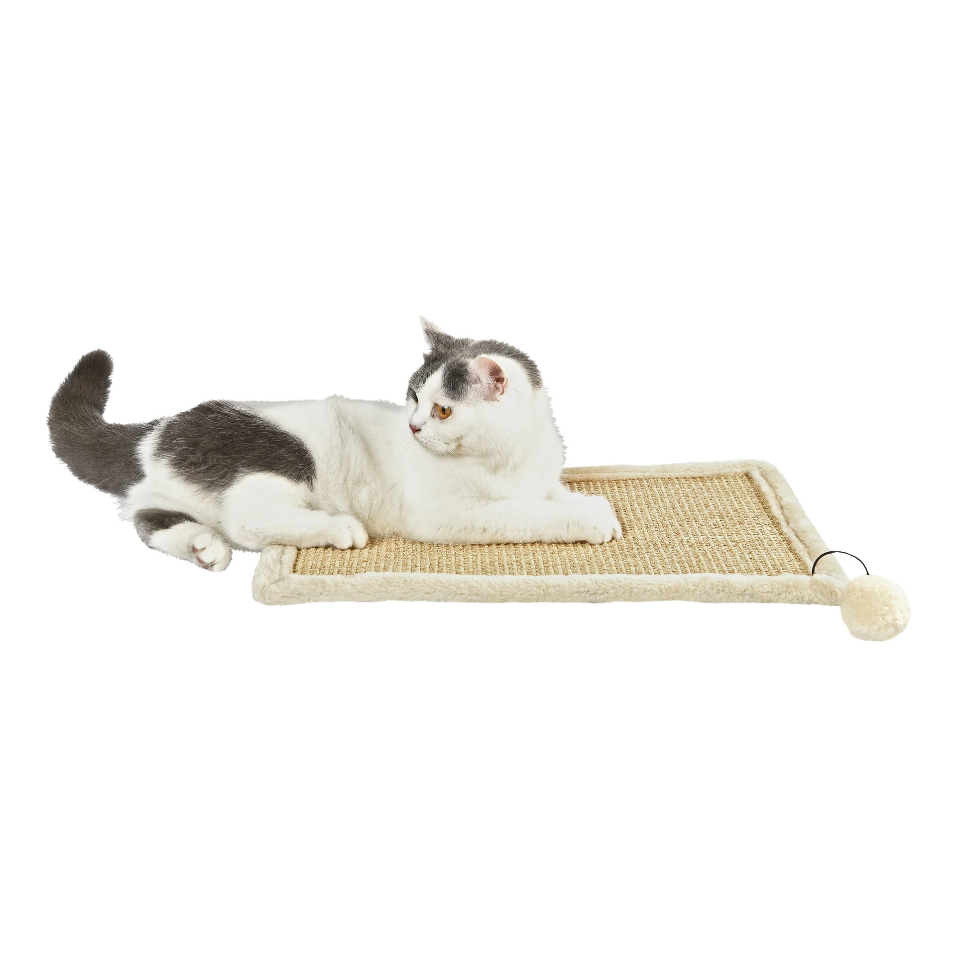 En hvit og grå katt hviler på en Kayoba klorepute, som er en rektangulær matte med myk kant. En liten koseball, koblet sammen med en snor, henger fra et hjørne av matten.
