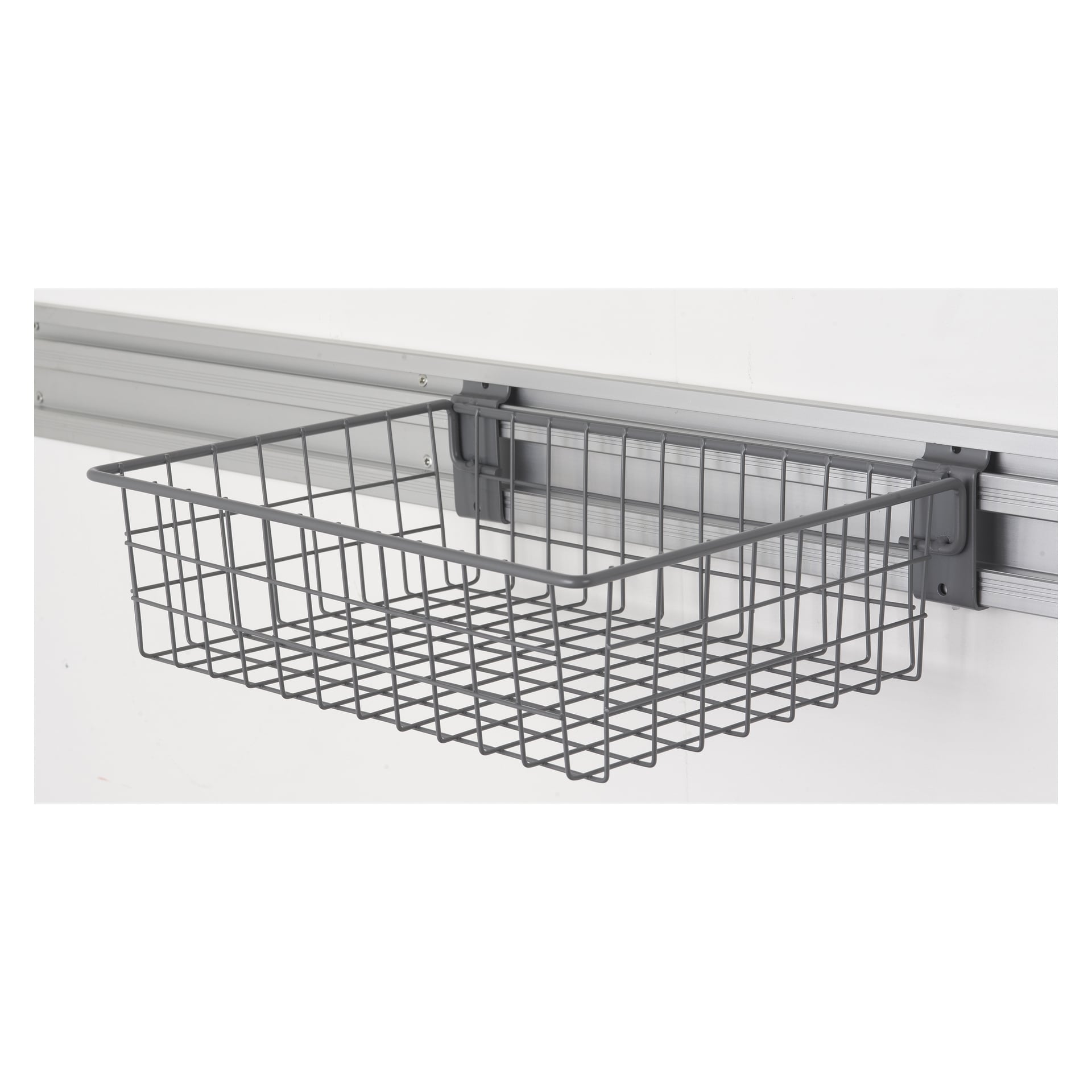 En korg med hård huvudtråd är fäst vid ett horisontellt väggspårsystem. Den grå, rektangulära metallkorgen har en öppen topp och är avsedd för att organisera och förvara föremål.