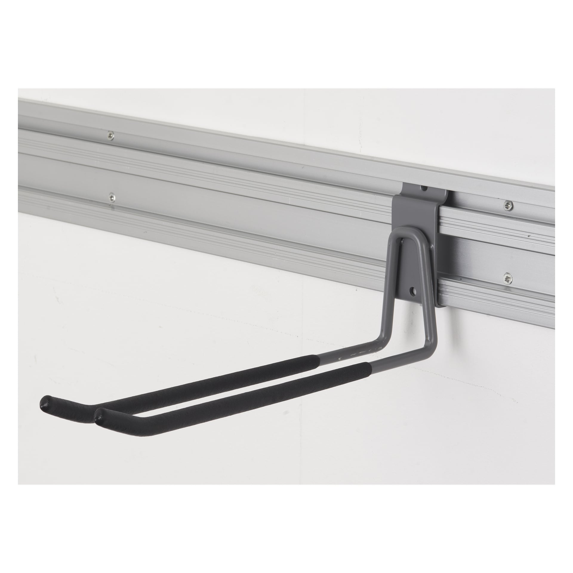 En Hard Head Holder för snowboards eller skateboard visas fäst på en vägg, med en silver- och grå metallrail och två vadderade horisontella armar som sträcker sig ut för att säkert stödja brädan.