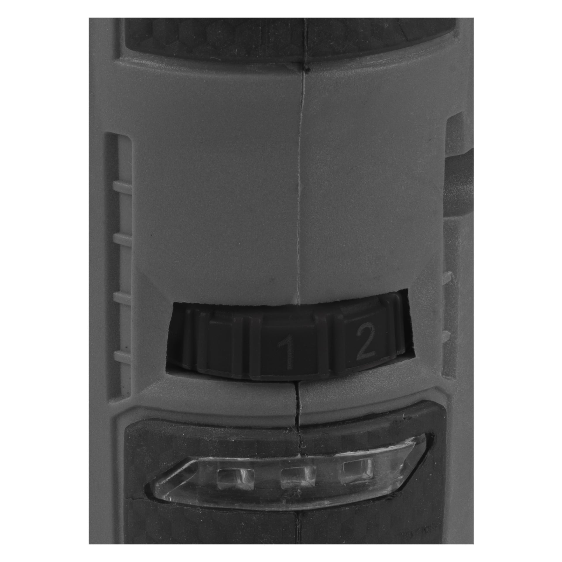 Närbild av Meec Tools Multiseries 12 V kompakt slip- och gravyrmaskin med 51 delar, visad i grå plast. Enheten inkluderar en svart strömbrytare märkt med siffrorna 1 och 2, texturerade greppmönster runt strömbrytarområdet och en klar remsa precis under strömbrytaren.