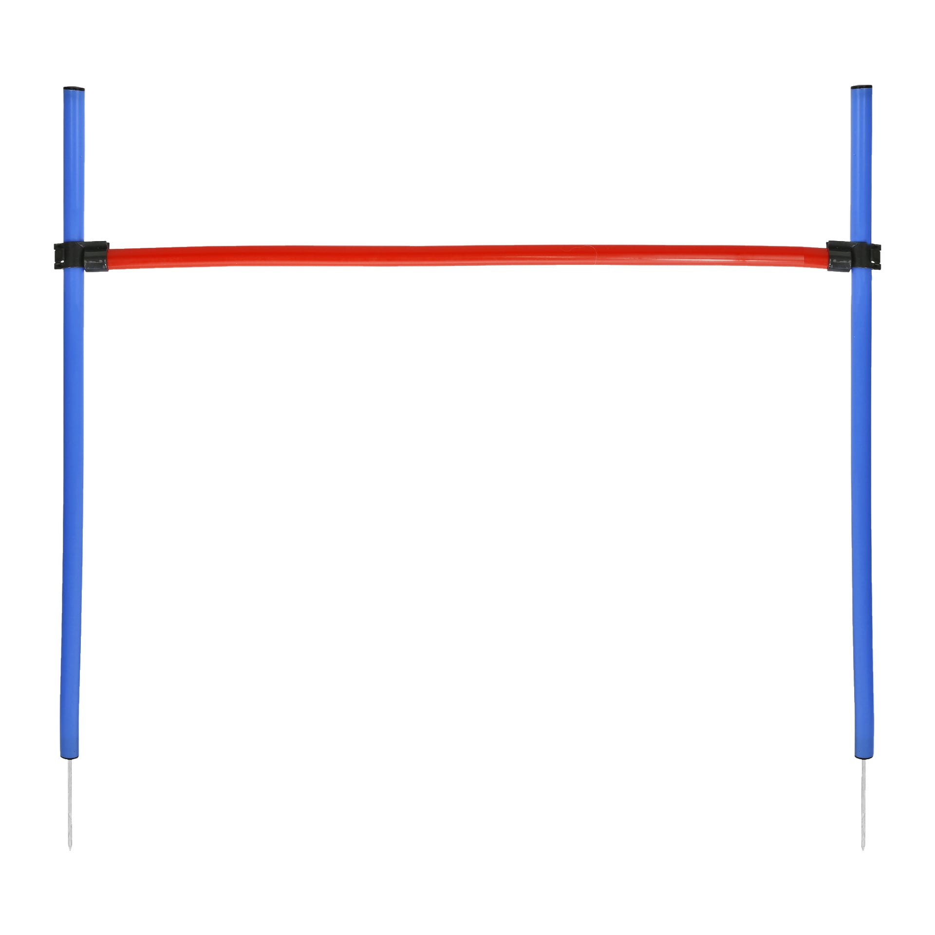 Två blå stolpar med spetsiga metallspetsar är förbundna upptill med en flexibel röd stång, vilket bildar Kayoba Agility-häcken.