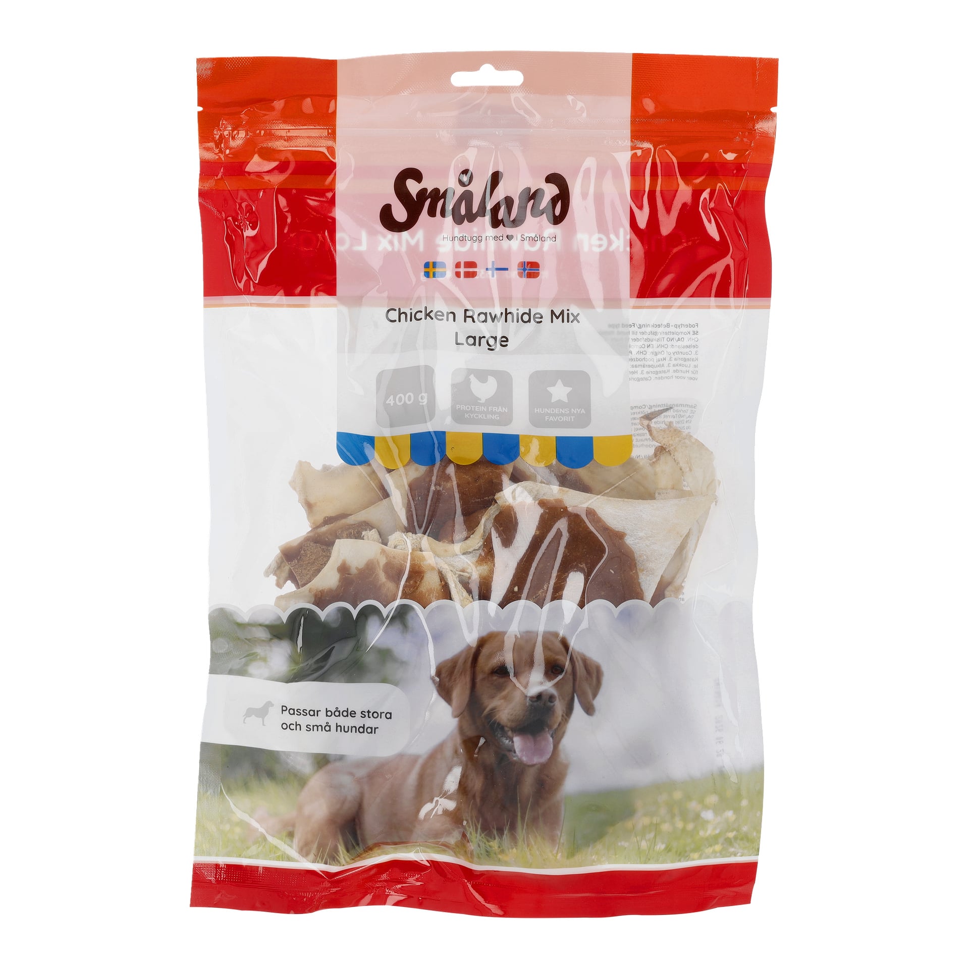 En genomskinlig plastpåse med Småland Chewing Bone hundgodis med olika råhudsbitar, med en brun hund liggande på gräs och produkttext.