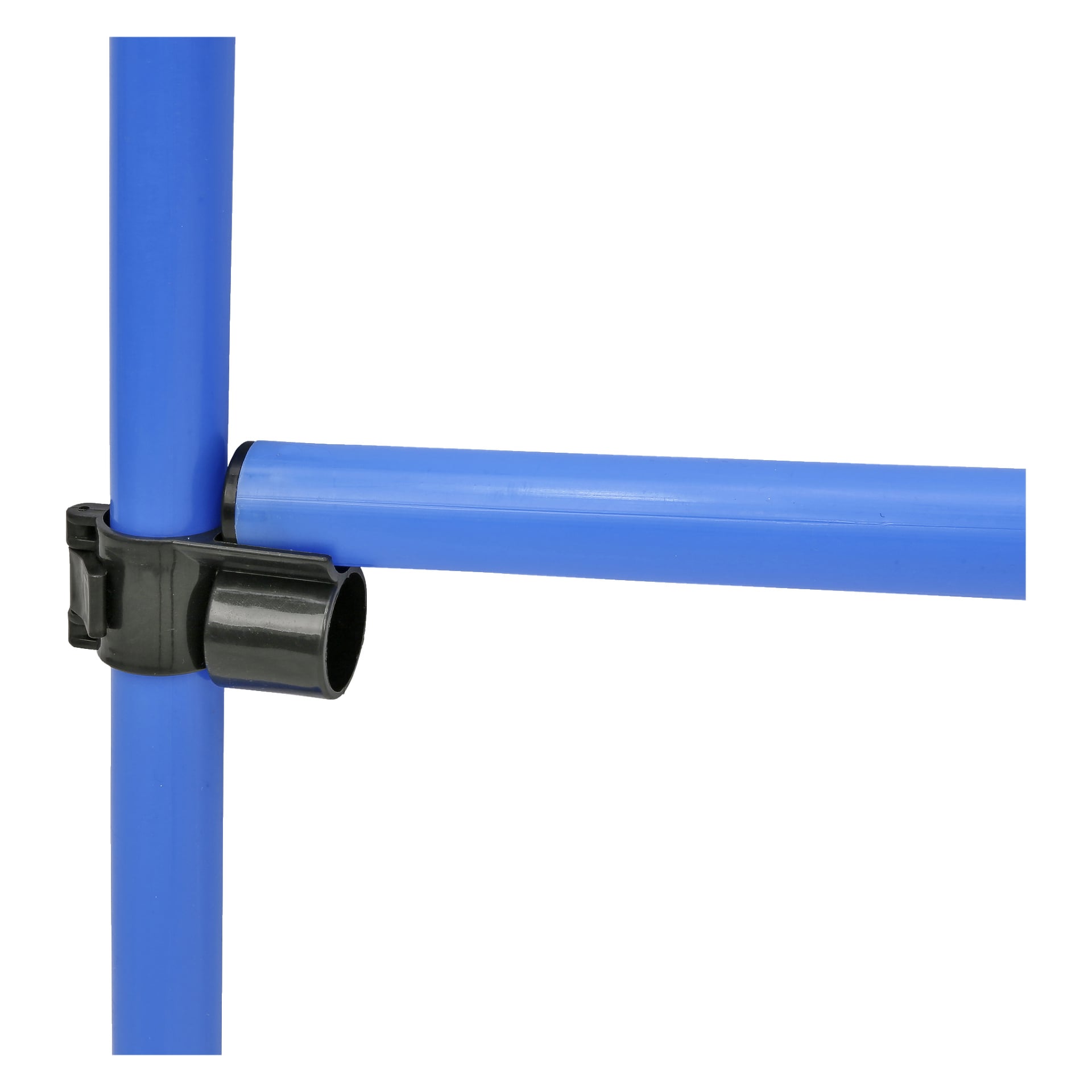 Zwei blaue Kayoba Agility-Sprungringe, die im rechten Winkel mit einem schwarzen Stecker verbunden sind; ein Ring verläuft vertikal durch den Verbinder, der andere horizontal befestigt.