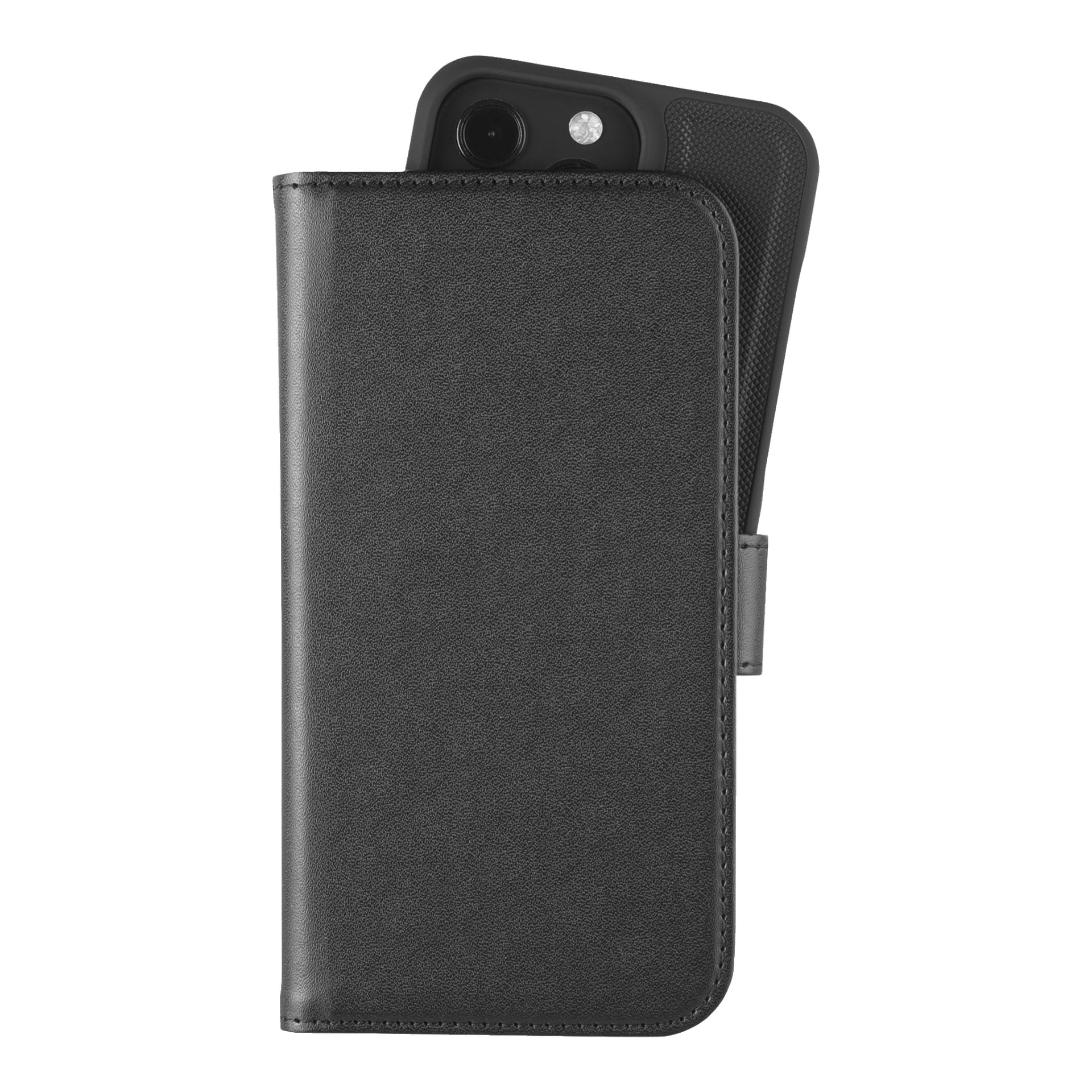 En svart iPhone 13 Pro är delvis instoppad i ett Holdit Wallet-fodral, som är ett svart folio-stil mobilskal med en texturerad yta. Telefonens kamera och blixt sticker upp ovanför toppen av fodralet.
