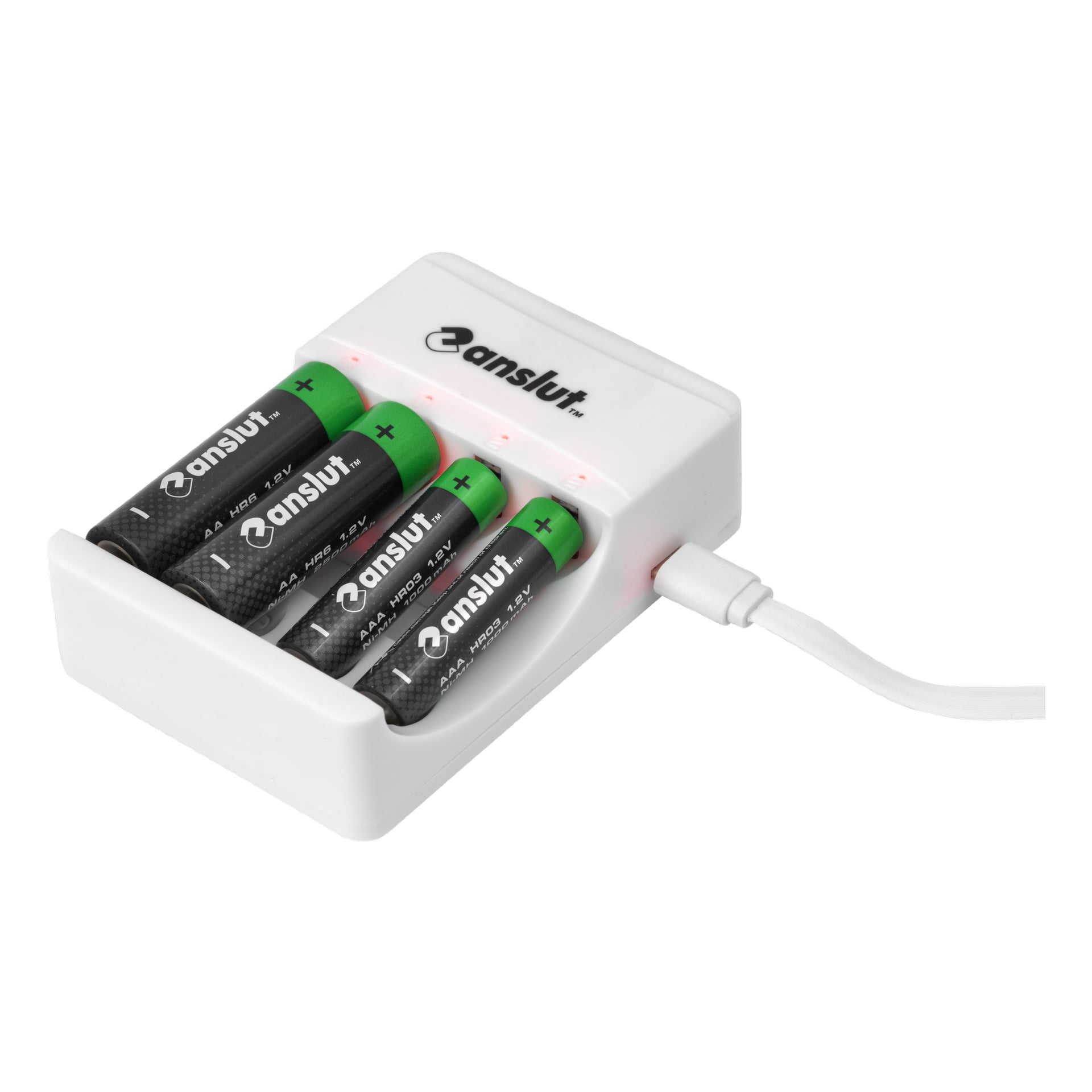 En vit Anslut USB-laddare rymmer fyra AA-uppladdningsbara batterier, alla insatta och laddande. Laddaren är ansluten med en vit kabel, och varje batteriplats visar en röd indikatorlampa ovanför.
