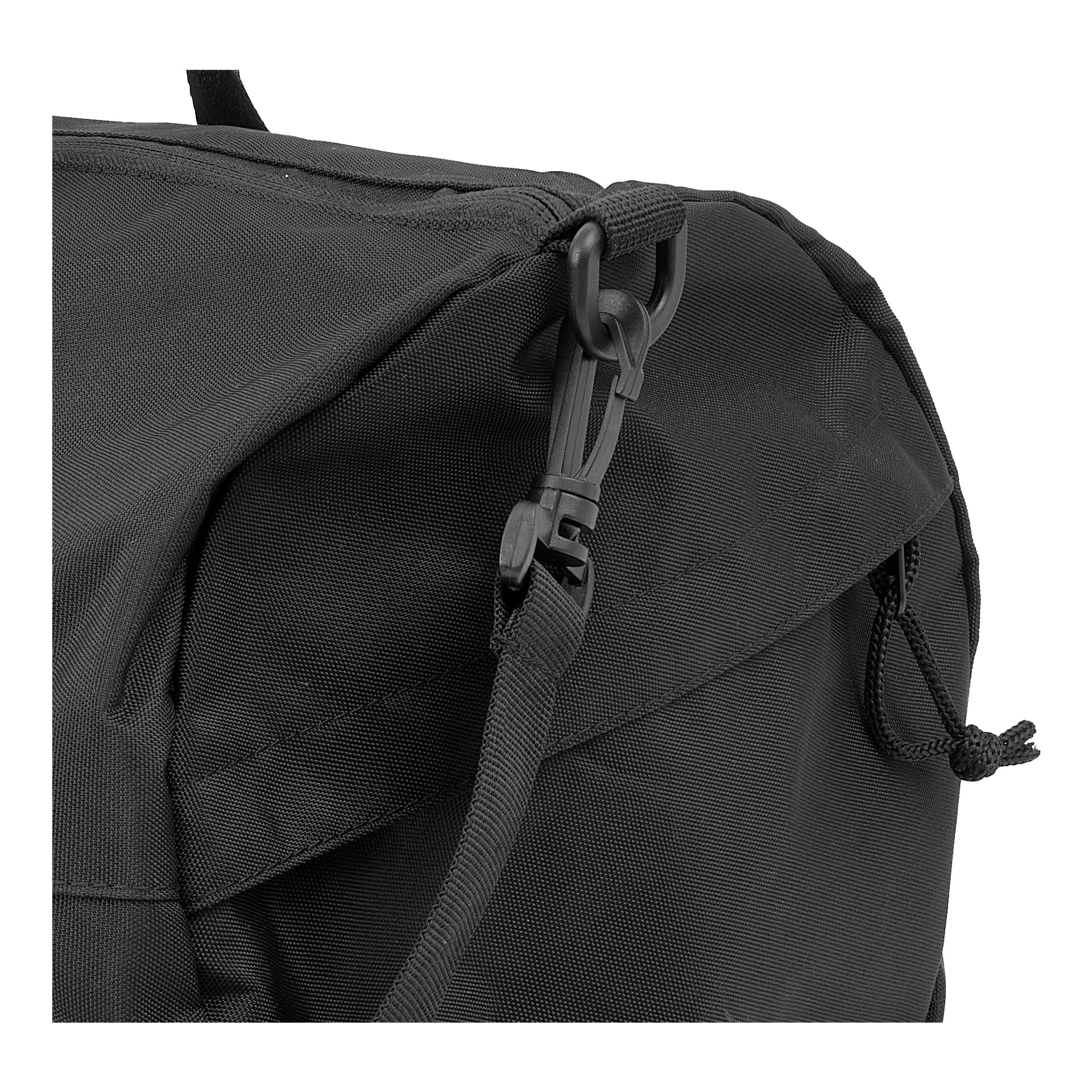 Närbild på en svart Kayoba Duffelbag med en plastkrok som fäster remmen i en metallögla i hörnet. Dragkedjan och sömmen är tydligt synliga, med en liten knuten snöre på ena sidan.