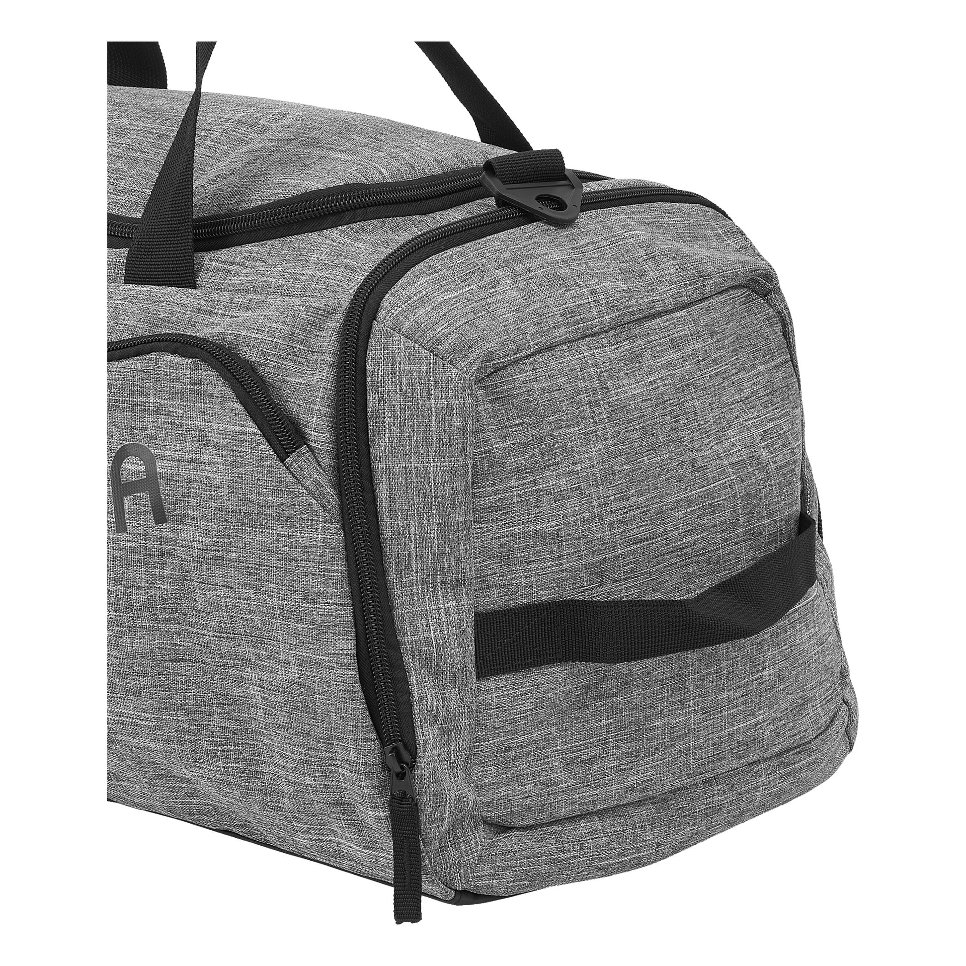 En grå Kayoba treningsbag i stoff med svarte glidelåser og håndtak vises, med et romslig hovedrom, en liten glidelåslomme på siden og en horisontal svart stropp. Bare en del av posen vises på bildet.