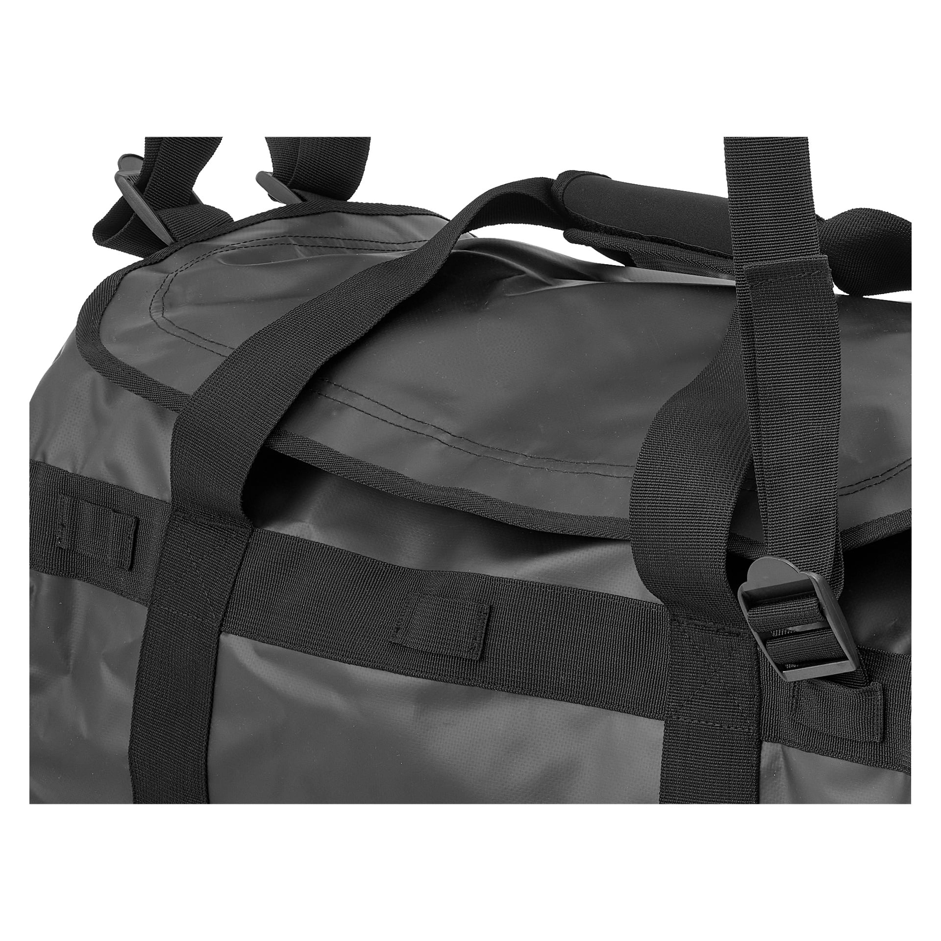 Nærbilde av den svarte Kayoba Duffelbag, som viser frem de forsterkede håndtakene, justerbare spennestropper og en toppklaff som er delvis åpen. Det solide stoffet viser sin langvarige holdbarhet.