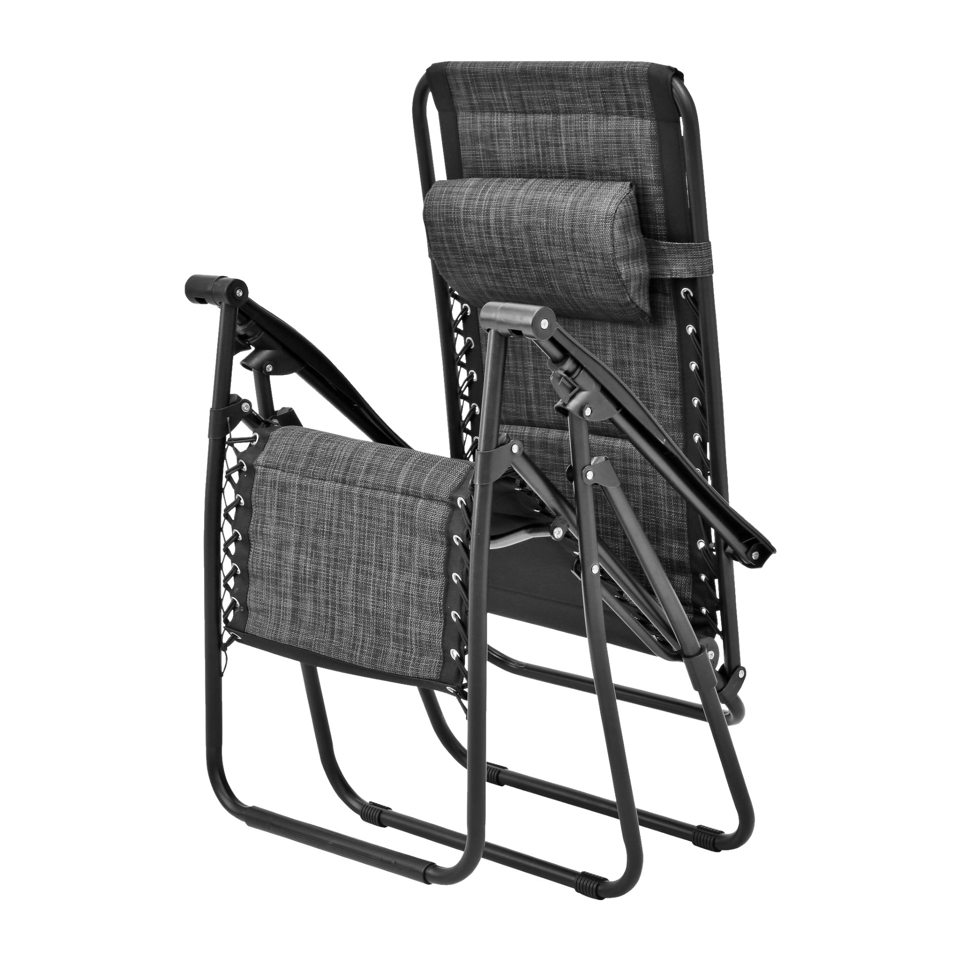 En delvis fälld Kayoba Sun-stol visar sin svart- och grårutiga design, sedd bakifrån och från sidan. Stolen har en nackstödskudde och hålls fast av en metallram med synliga elastiska snören.