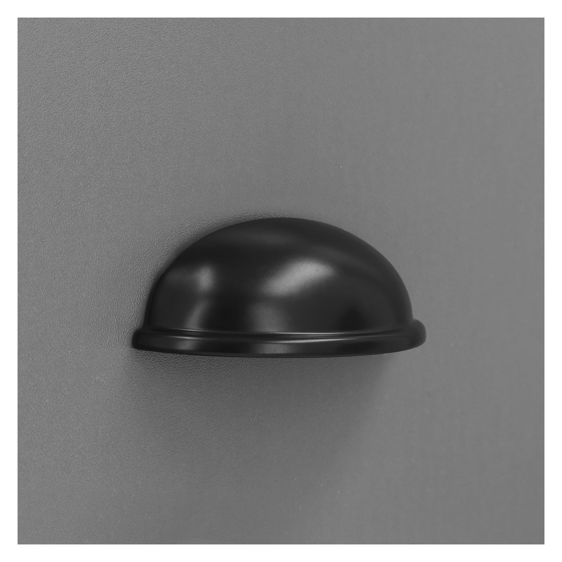 Ein Satz von zwei schwarzen, Hard Head Cup-förmigen Griffen ist horizontal an einer glatten grauen Oberfläche befestigt. Das matte Finish erzeugt unter jedem Griff einen sanften Schatten.