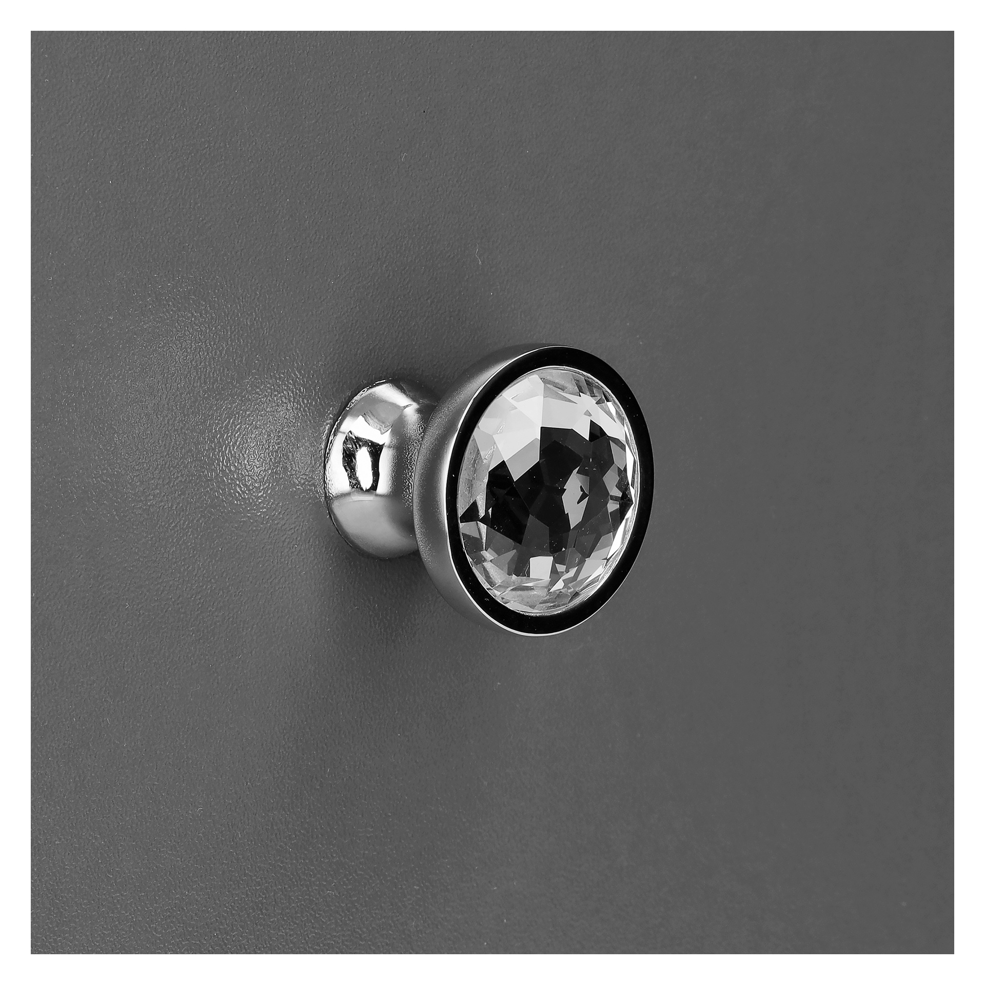 Hard Head Knob, kristall 2-pack, visar upp ett par runda silverknoppar med klara, fasetterade kristallcenter, monterade på en slank mörkgrå yta.
