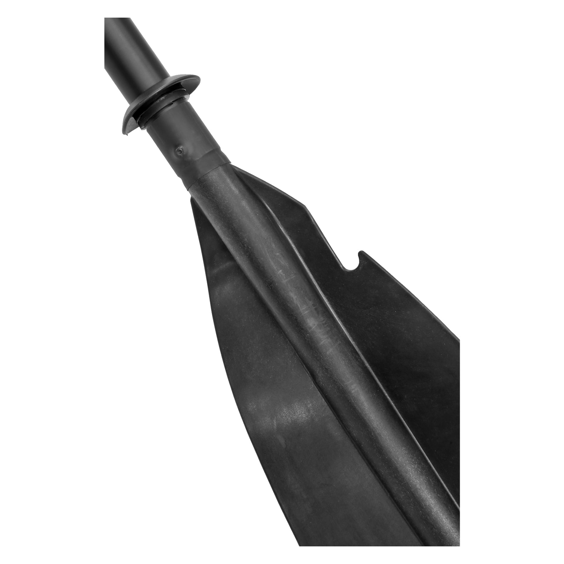 Närbild på Kayoba Paddle med ett svart plastblad kopplat till skaftet. Detaljer i bladets form och ytstruktur är synliga, inklusive framträdande åsar och en urryckning längs ena sidan.