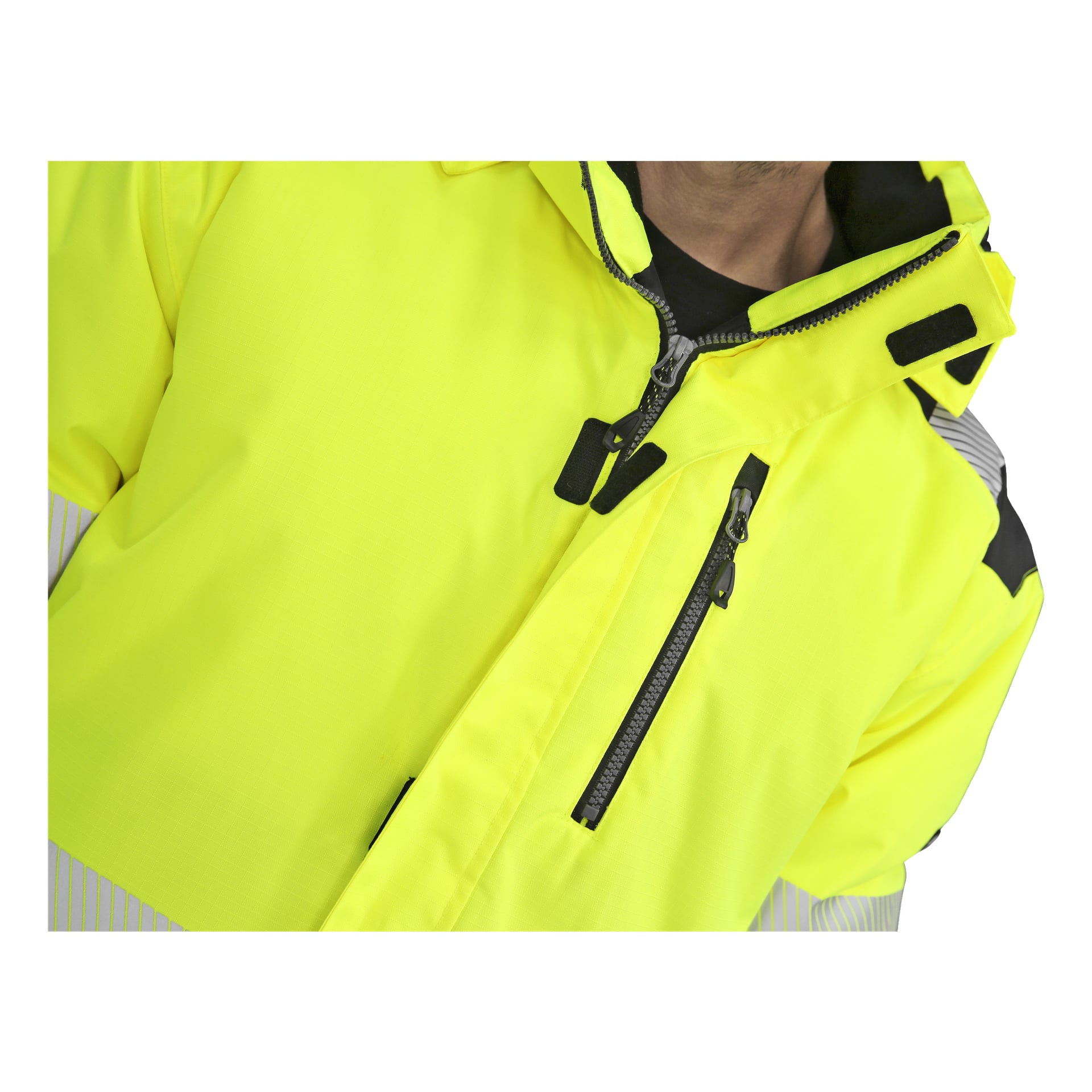 Man trägt die Bluewear Warm gefütterte Hi-Vis-Jacke, die leuchtend gelb mit schwarzem Reißverschluss und Klettverschluss ist. Nur die obere Brust, der Hals und ein Teil des Gesichts sind sichtbar; Das ganze Gesicht und der Körper werden nicht gezeigt.