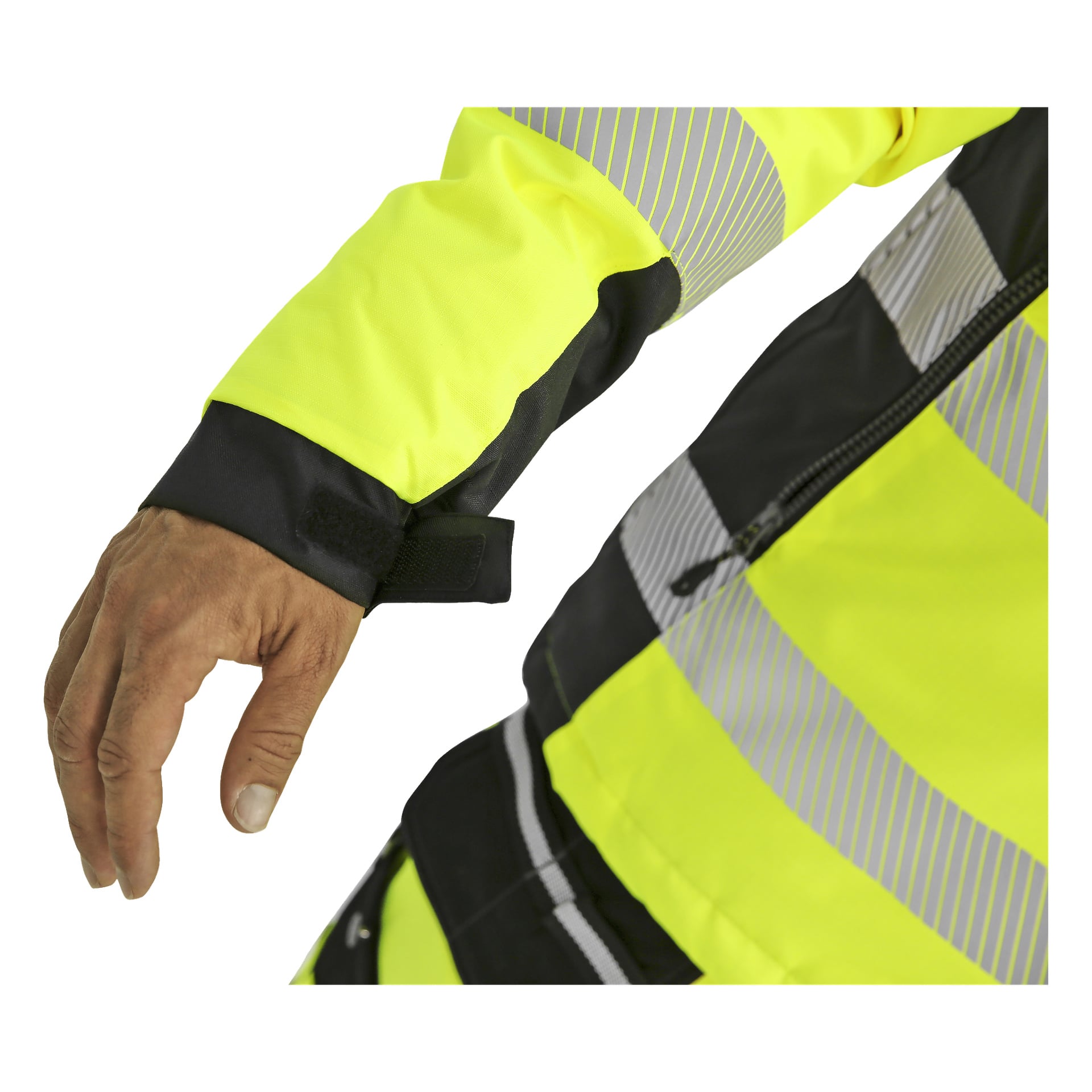 Bilden visar den nedre halvan av en person klädd i en gul och svart Bluewear Warm-fodrad Hi-Vis-jacka med reflekterande ränder. Deras vänstra arm är utsträckt och visar kardborrebandet på manschetten.
