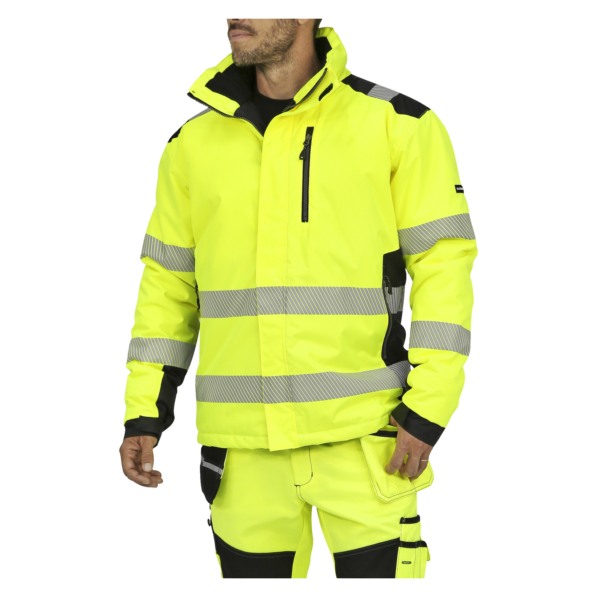 Man visar Bluewear Warm-fodrad Hi-Vis-jacka och matchande byxor, framhävd av klargult tyg, reflekterande grå ränder, svarta detaljer och flera fickor.