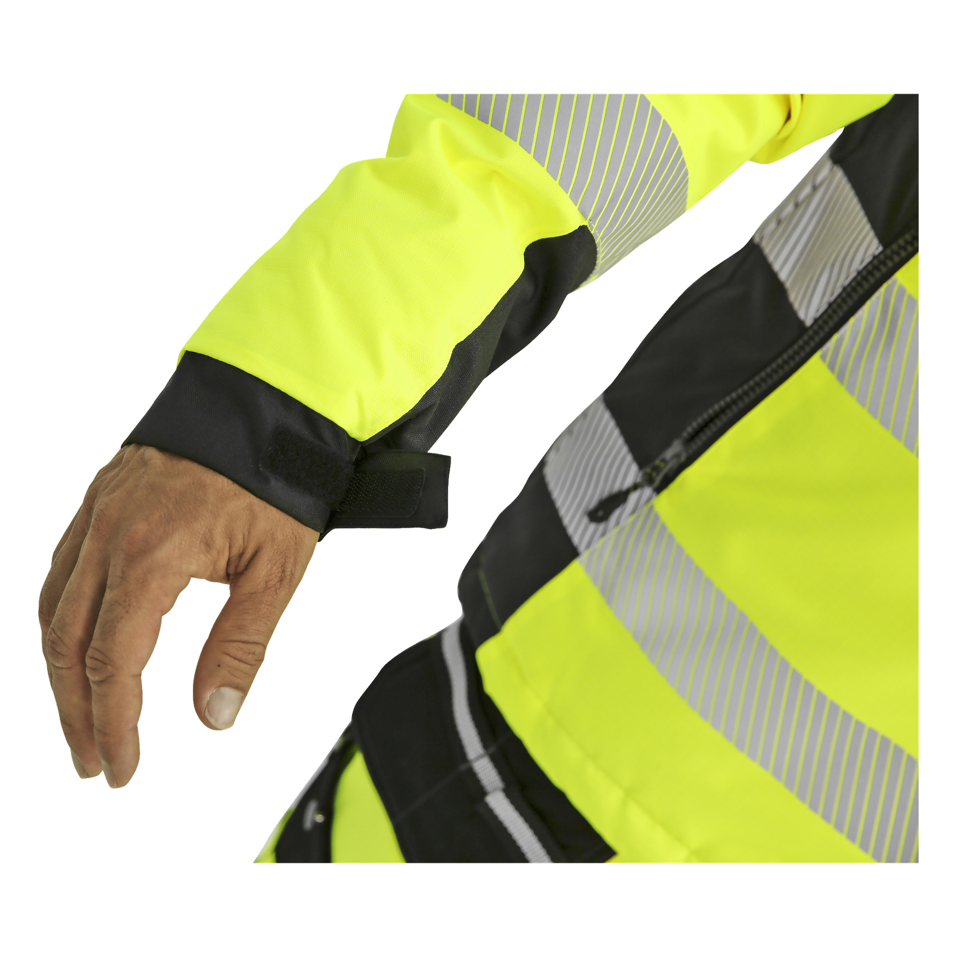 En närbild på en persons vänstra arm visar Bluewear Warm-fodrade Hi-Vis-jackan i gult och svart, med reflekterande ränder och kardborreband vid handleden.