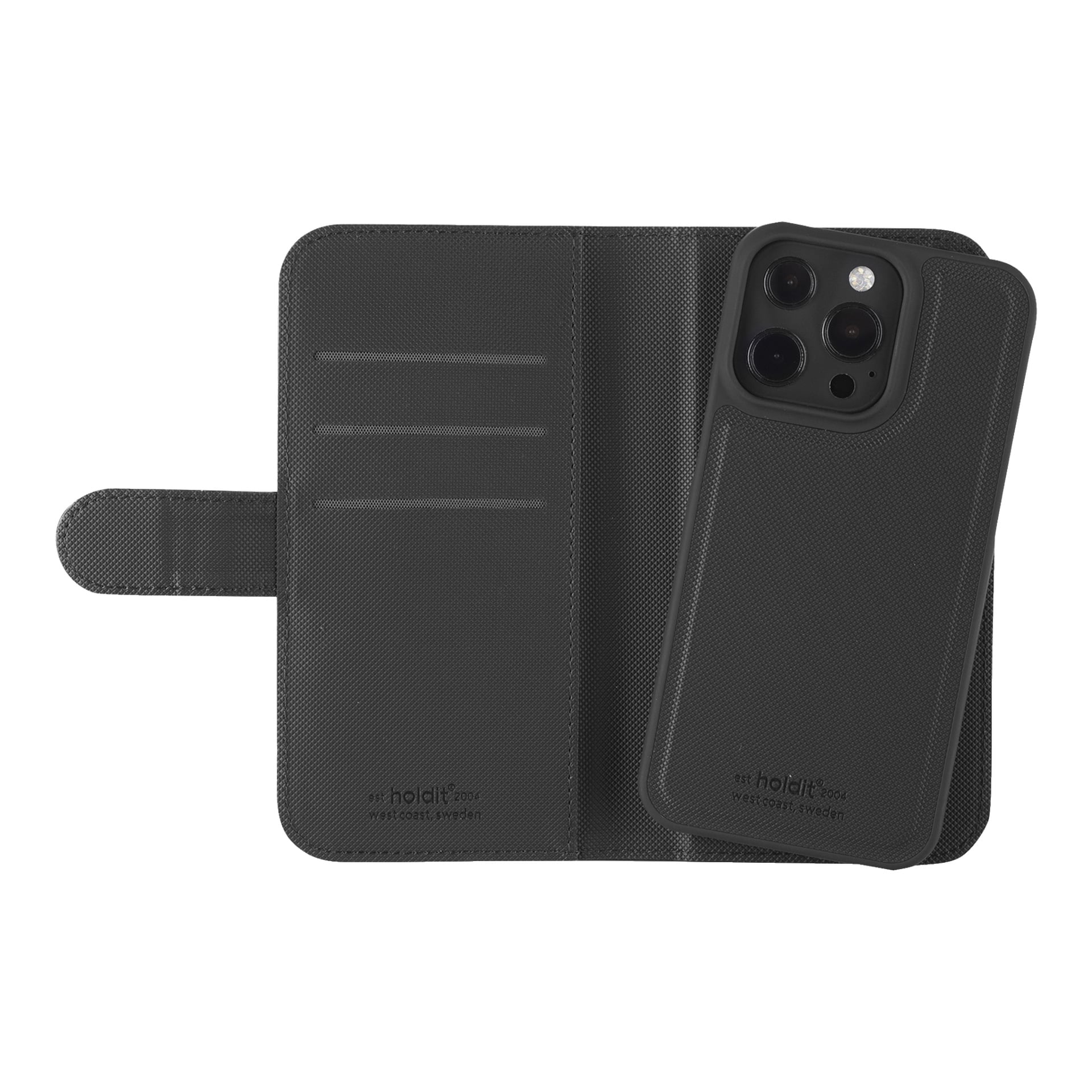 Ett öppet svart texturerat plånboksfodral för iPhone 13 Pro från Holdit visar tre kortplatser på ena sidan och rymmer en telefon med trippel bakre kameror på den andra. Plånboken är säkrad med en magnetisk klaff.
