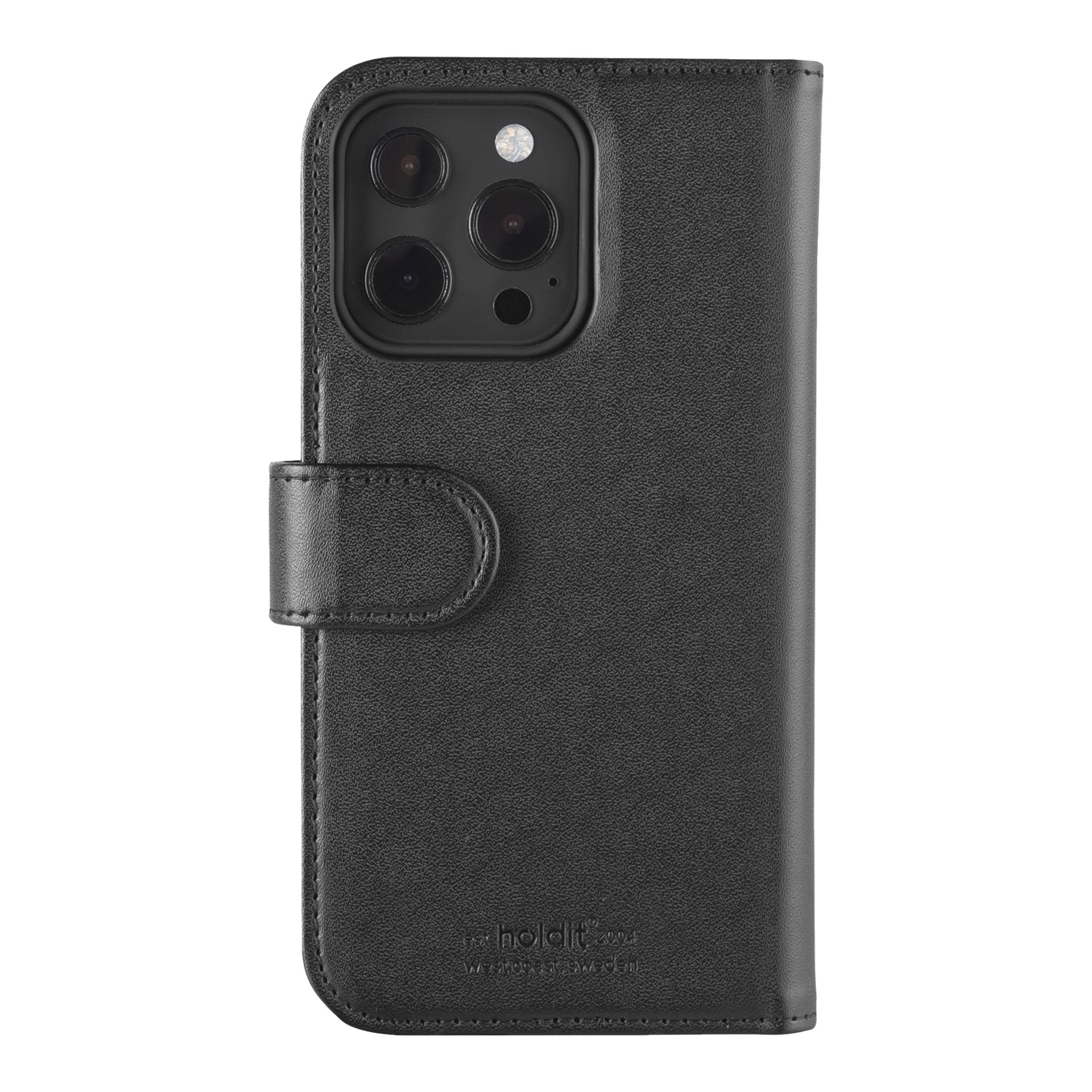 Ett svart läderfodral för Holdit Wallet Case för iPhone 13 Pro står upprätt och visar dess magnetiska slut och noggrant placerade utskärningar för kameralinser och blixt på baksidan.