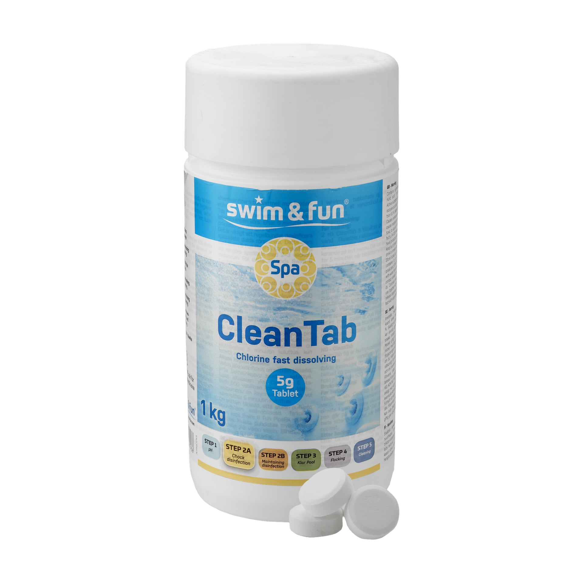 En vit plastburk märkt Swim fun klortabletter, 1 kg, står upprätt med två klortabletter placerade framför.