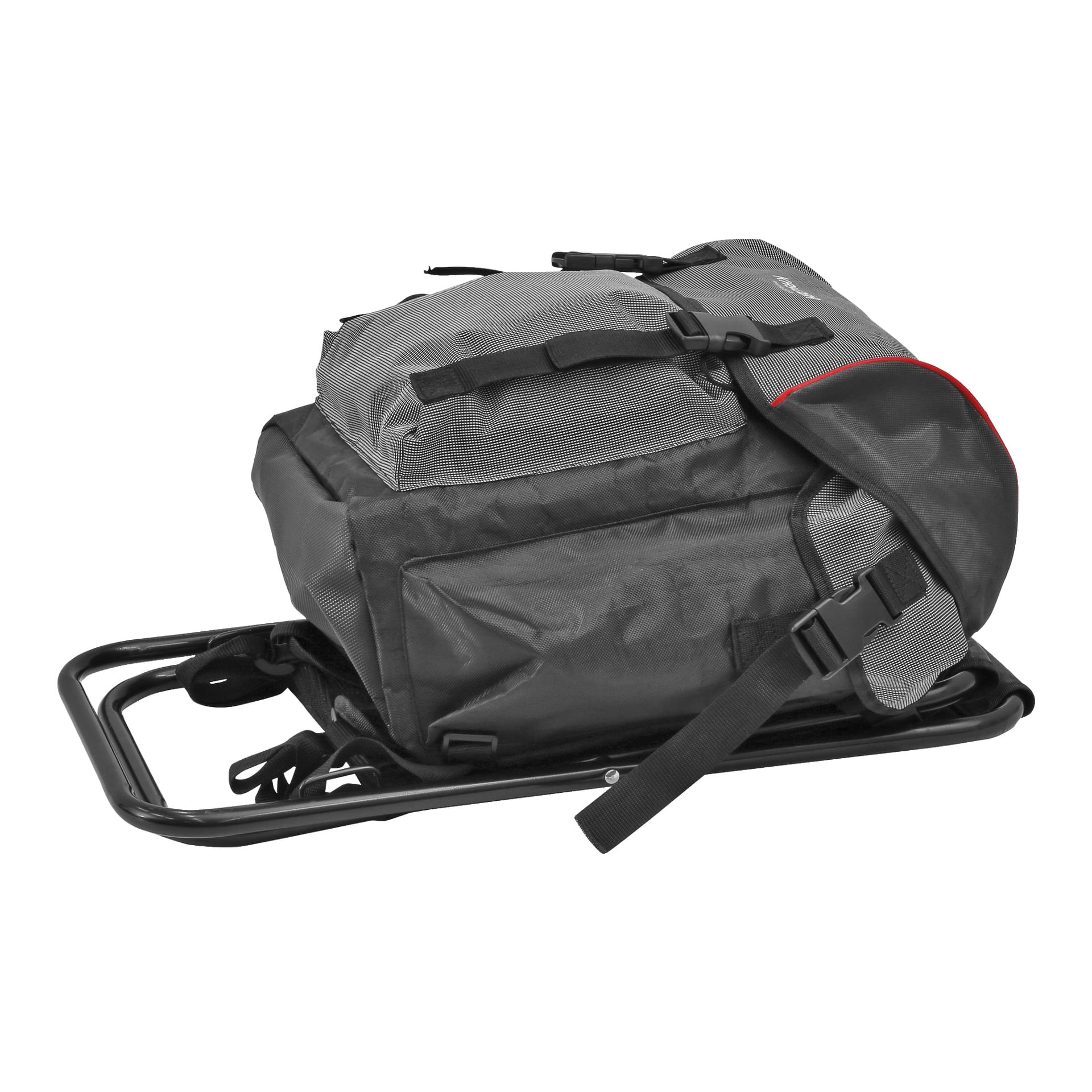 Ein Kayoba-Rucksack mit integriertem Hocker, gestaltet mit einem robusten schwarzen Metallrahmen und einer geräumigen schwarz-grauen Stofftasche. Die Tasche enthält Schnallen, mehrere Riemen und eine teilweise geöffnete Klappe, die einen Teil des Inhalts freilegt.
