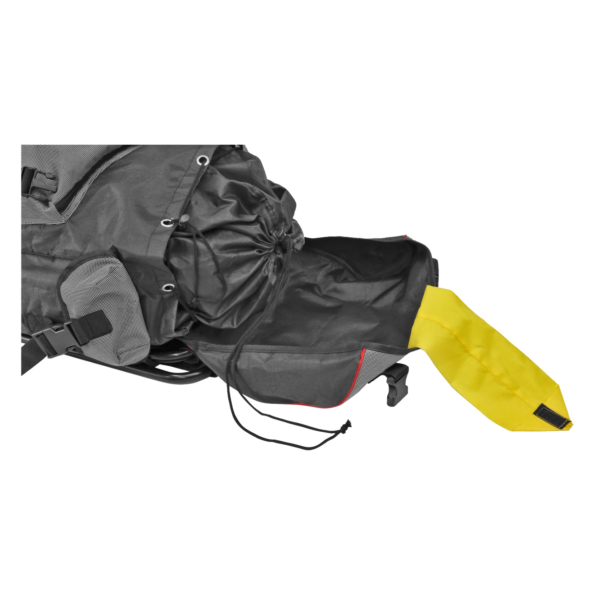 Eine detaillierte Ansicht des schwarzen Kayoba-Rucksacks mit Hocker, der eine teilweise freiliegende gelbe wasserdichte Abdeckung aus seinem eigenen Fach hervorhebt, zusammen mit einer Reihe sichtbarer Riemen und Taschen.