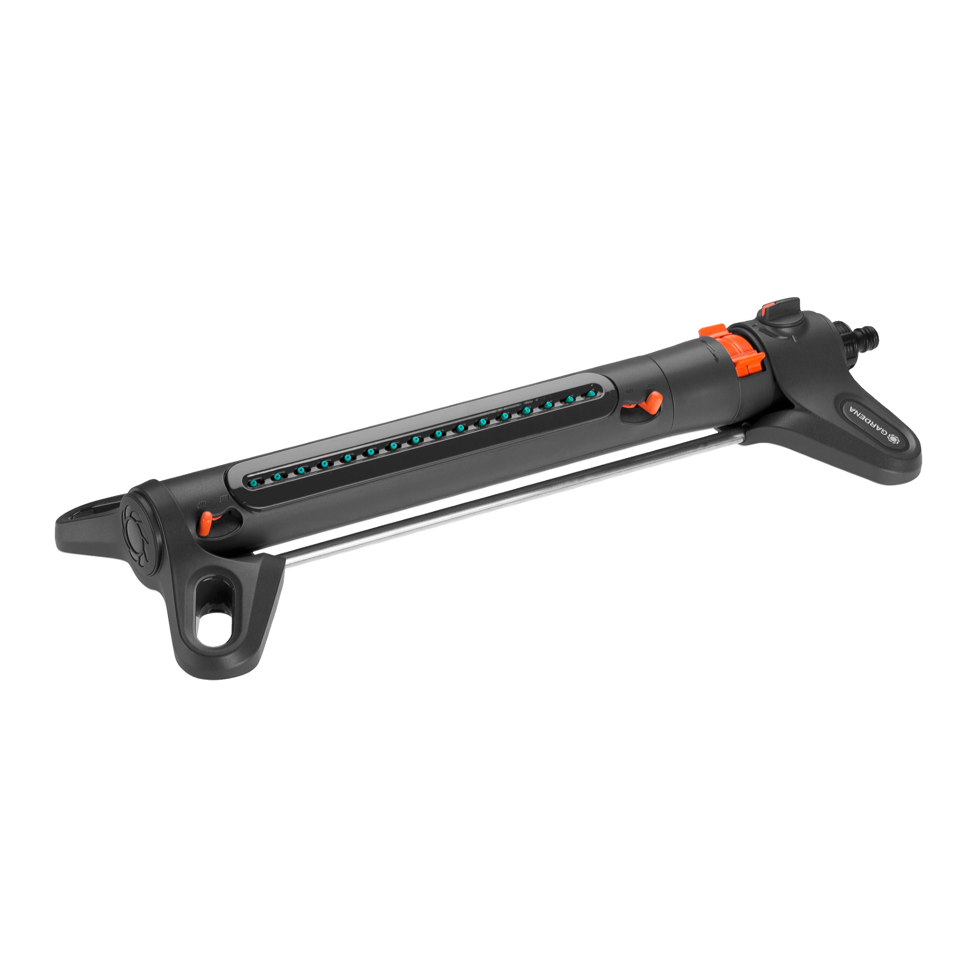 Gardena AquaZoom M oscillerande sprinkler har en svart och orange färgskala, en rektangulär spraystång, justeringsrattar, en slangkoppling på ena sidan och en robust bas för stöd.