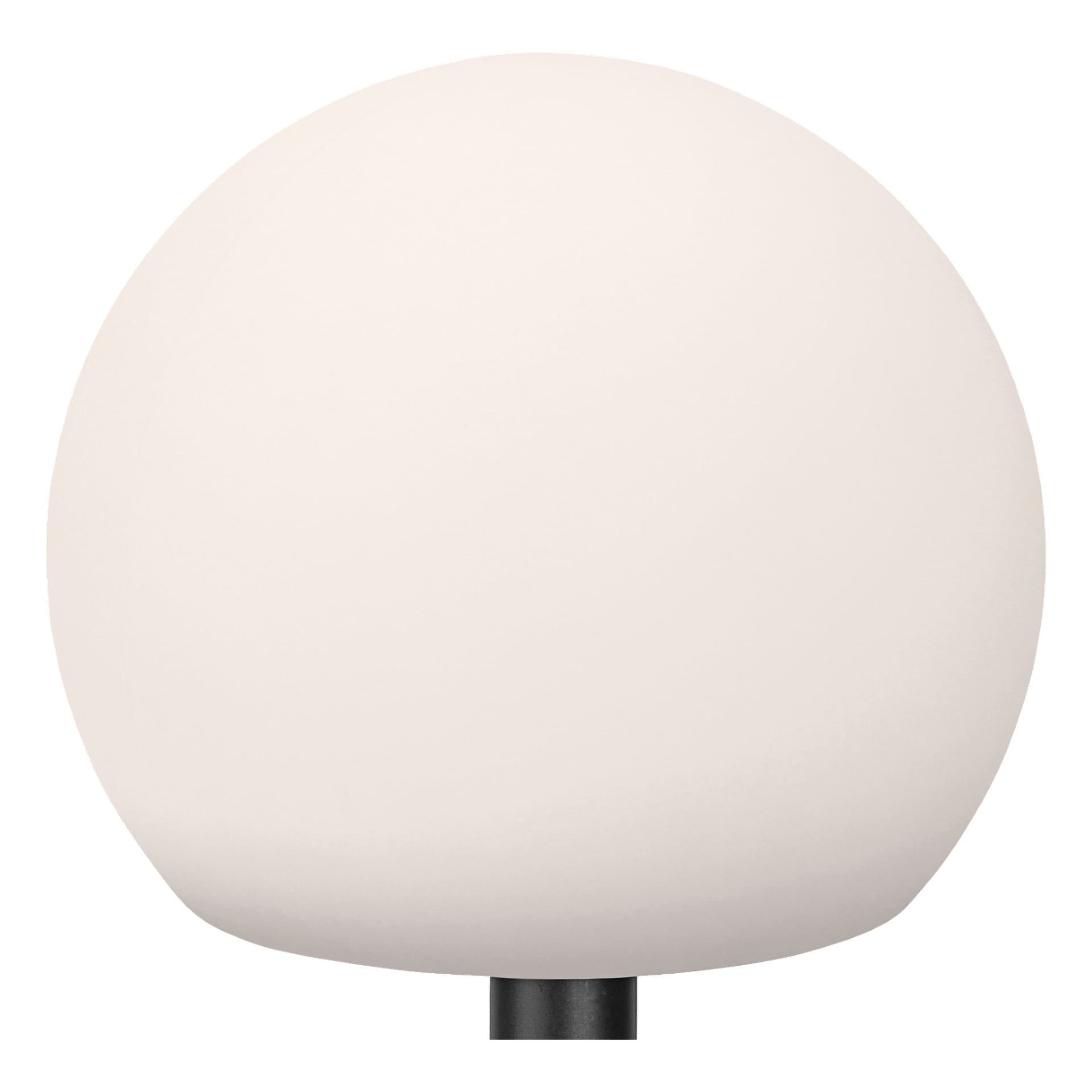 Na czarnej podstawie lampy stoi kulista, biała matowa szklana kula LED od Anslut. Skupiamy się na gładkiej, matowej powierzchni globusa, podkreślając jej minimalistyczny i elegancki design.