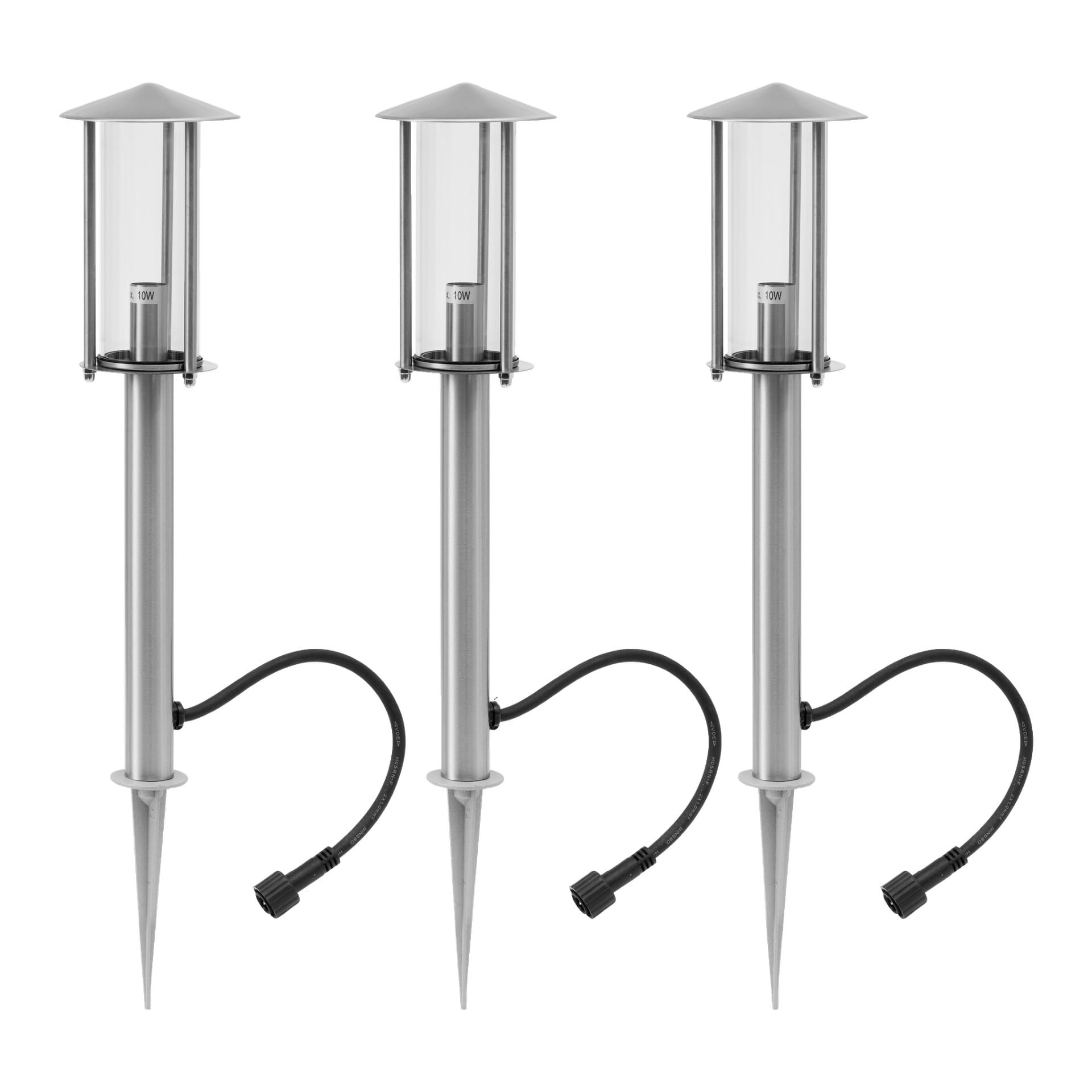 Tre Anslut Garden-belysningar för gångvägar, var och en del av ett 3-pack set, är arrangerade i en rak rad. Varje lampa har en metalljordstift, ett cylindriskt transparent lamplock och är kopplat med en svart sladd med kontakt.