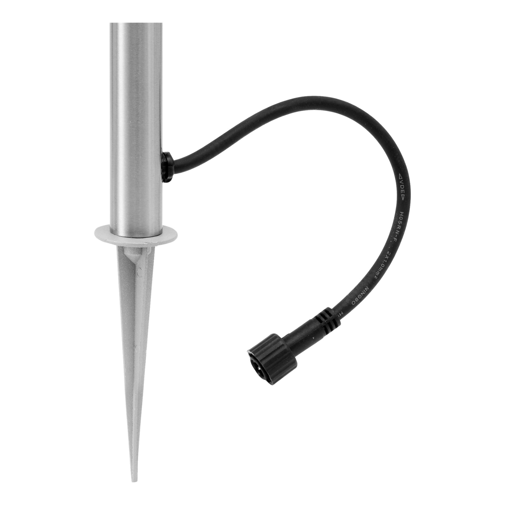 En metallprob med spetsig spets och cirkulär fläns, från Anslut Garden lighting 3-pack, är kopplad till en svart kabel som avslutas med en plastkontakt.