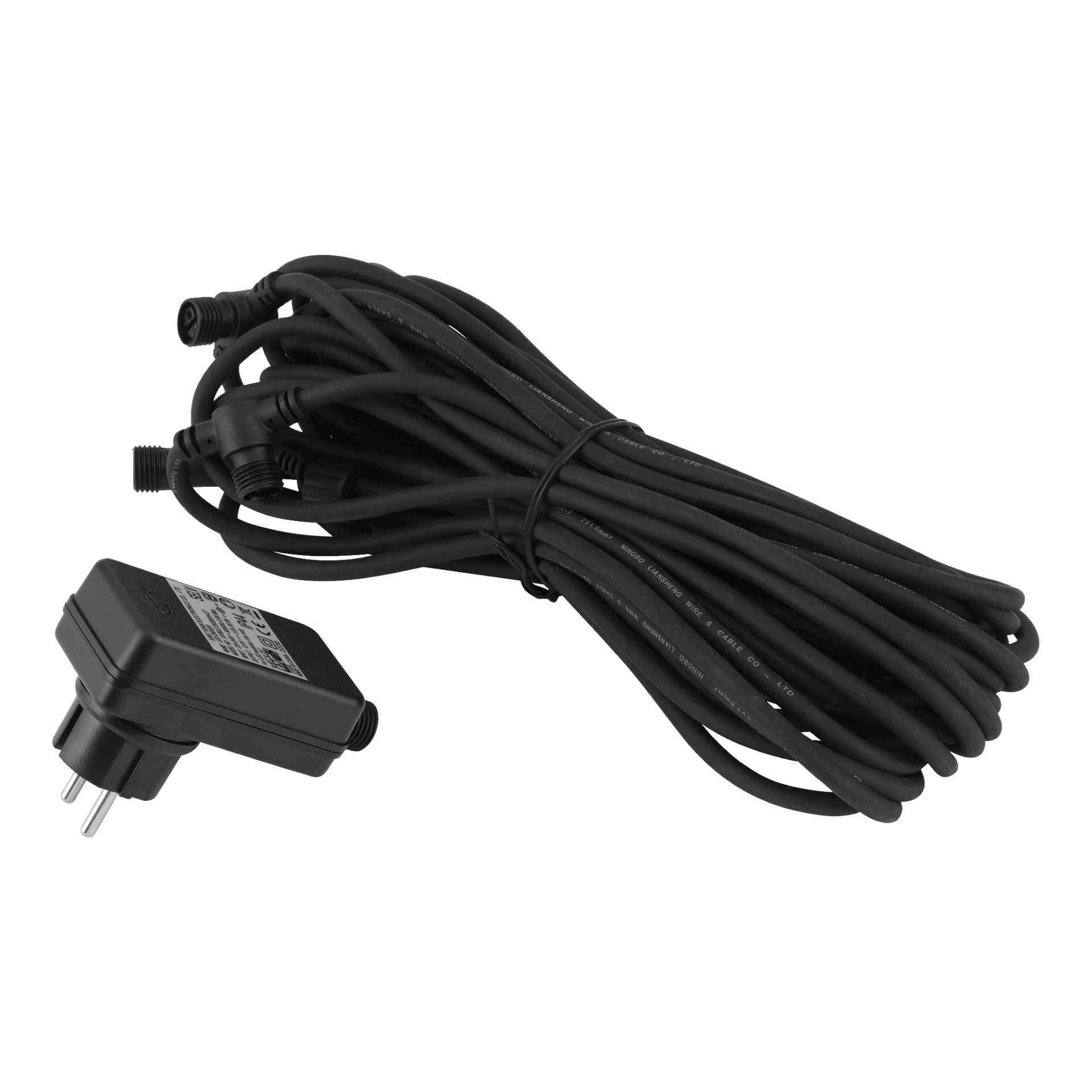En strömadapter för en Anslut Garden belysnings-3-pack med en europeisk kontakt sitter bredvid en lång, spiralad svart kabel som hålls ihop med en vridkabel. En etikett med tekniska detaljer är synlig på adaptern.